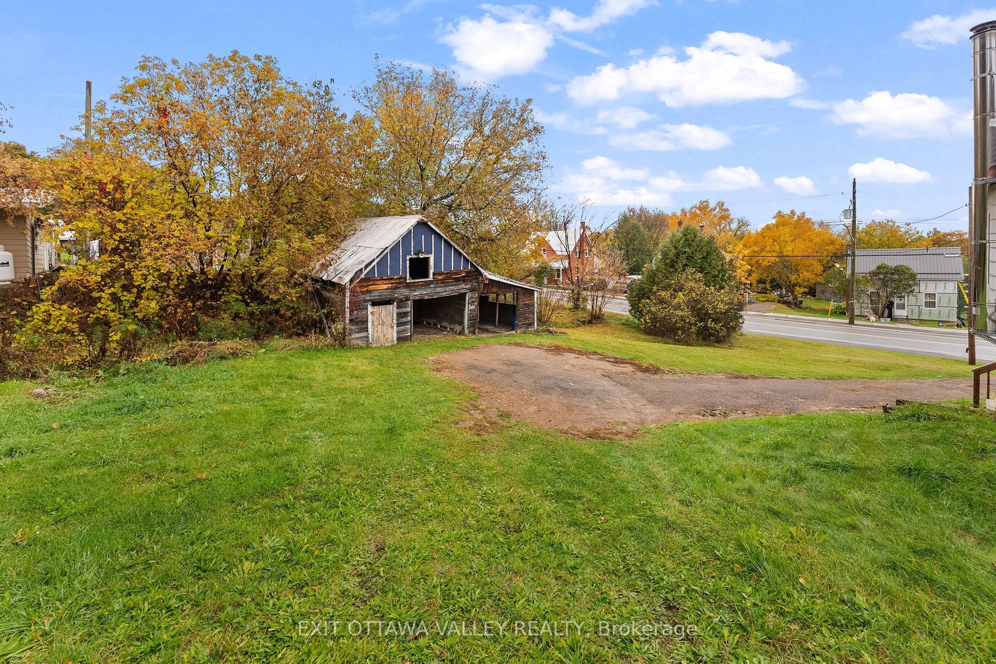 106 Bonnechere Street E Property Photo 20