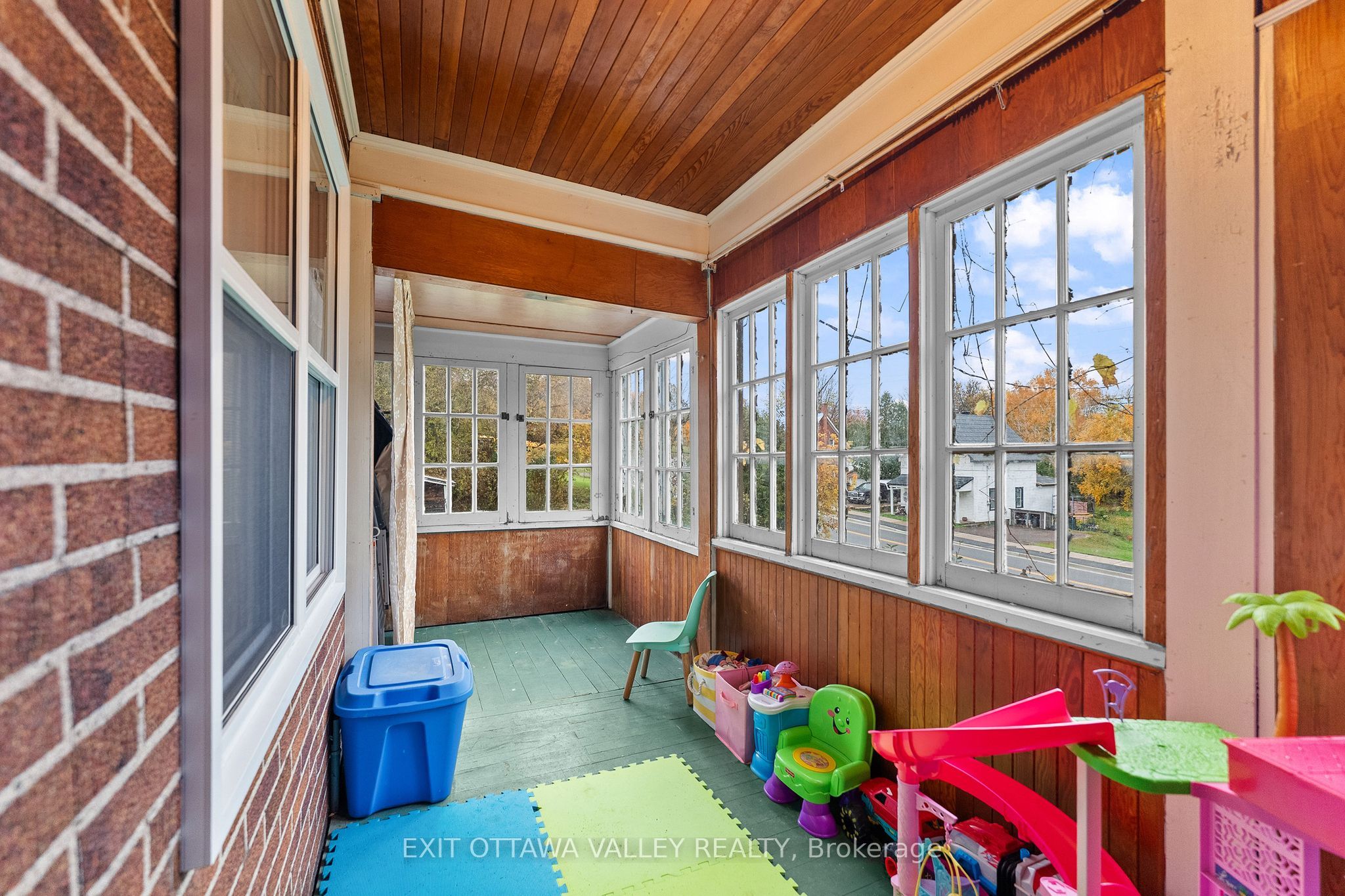 106 Bonnechere Street E Property Photo 23