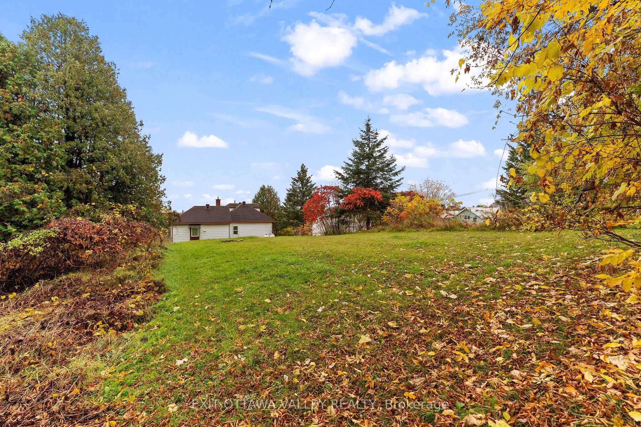 106 Bonnechere Street E Property Photo 25