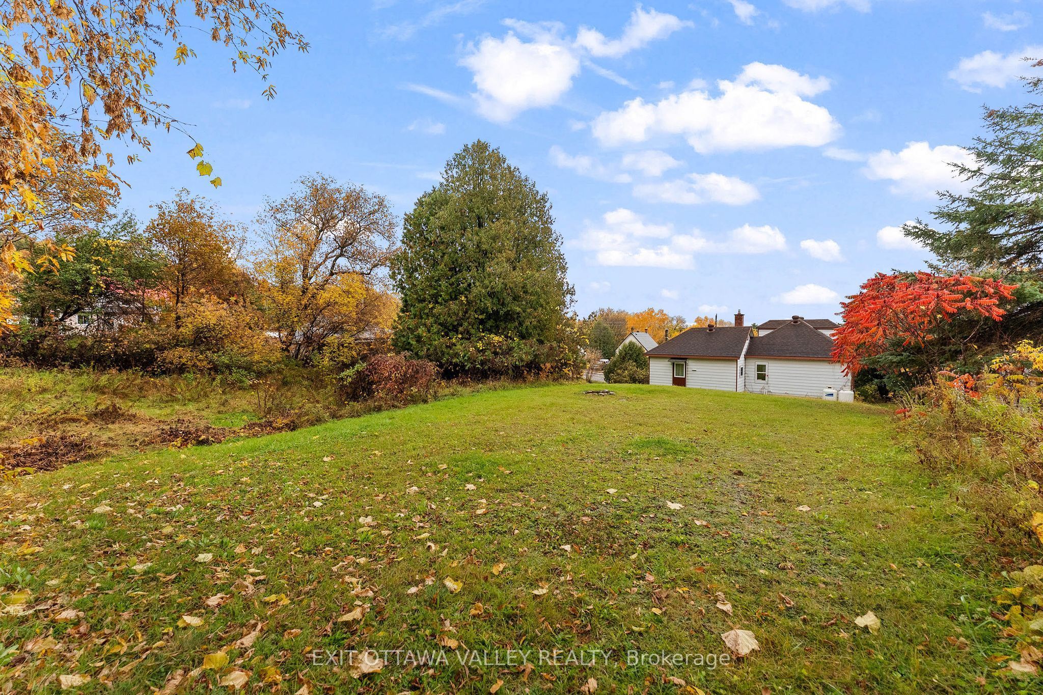 106 Bonnechere Street E Property Photo 27