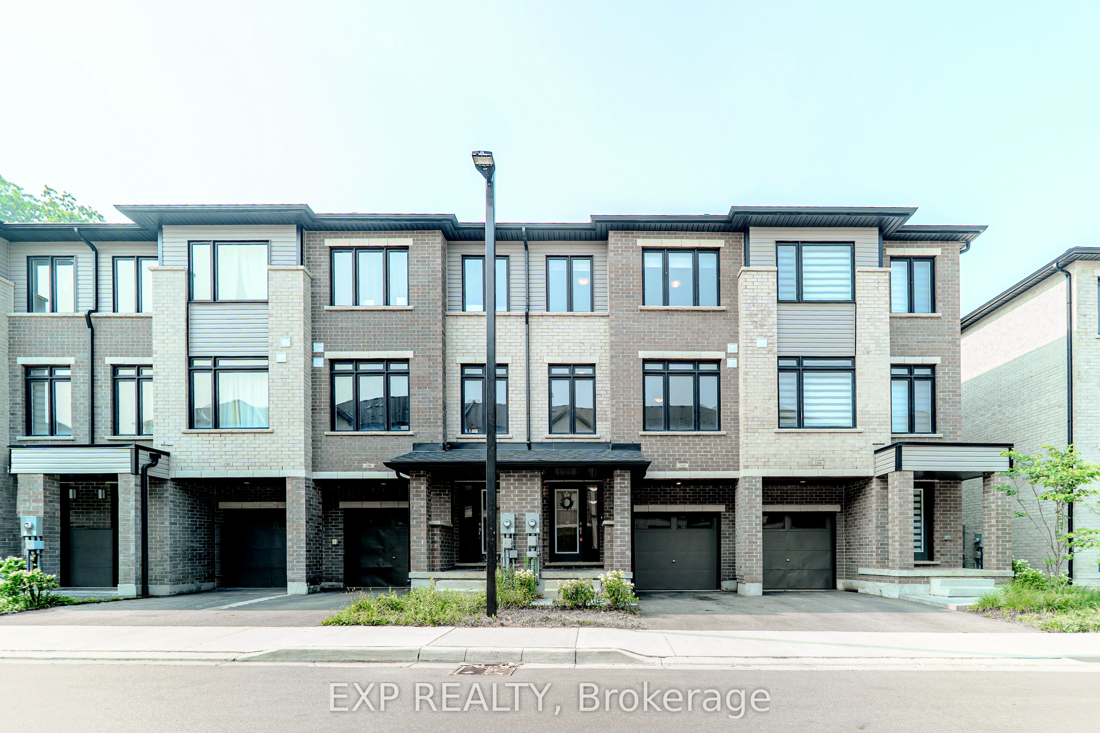 585 Colborne St Street 1207 Property Photo 1
