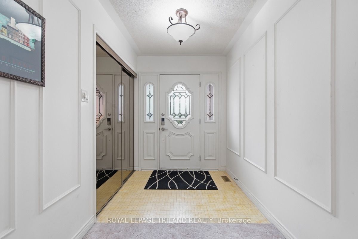 60 Rosecliffe Crescent 8 Property Photo 4