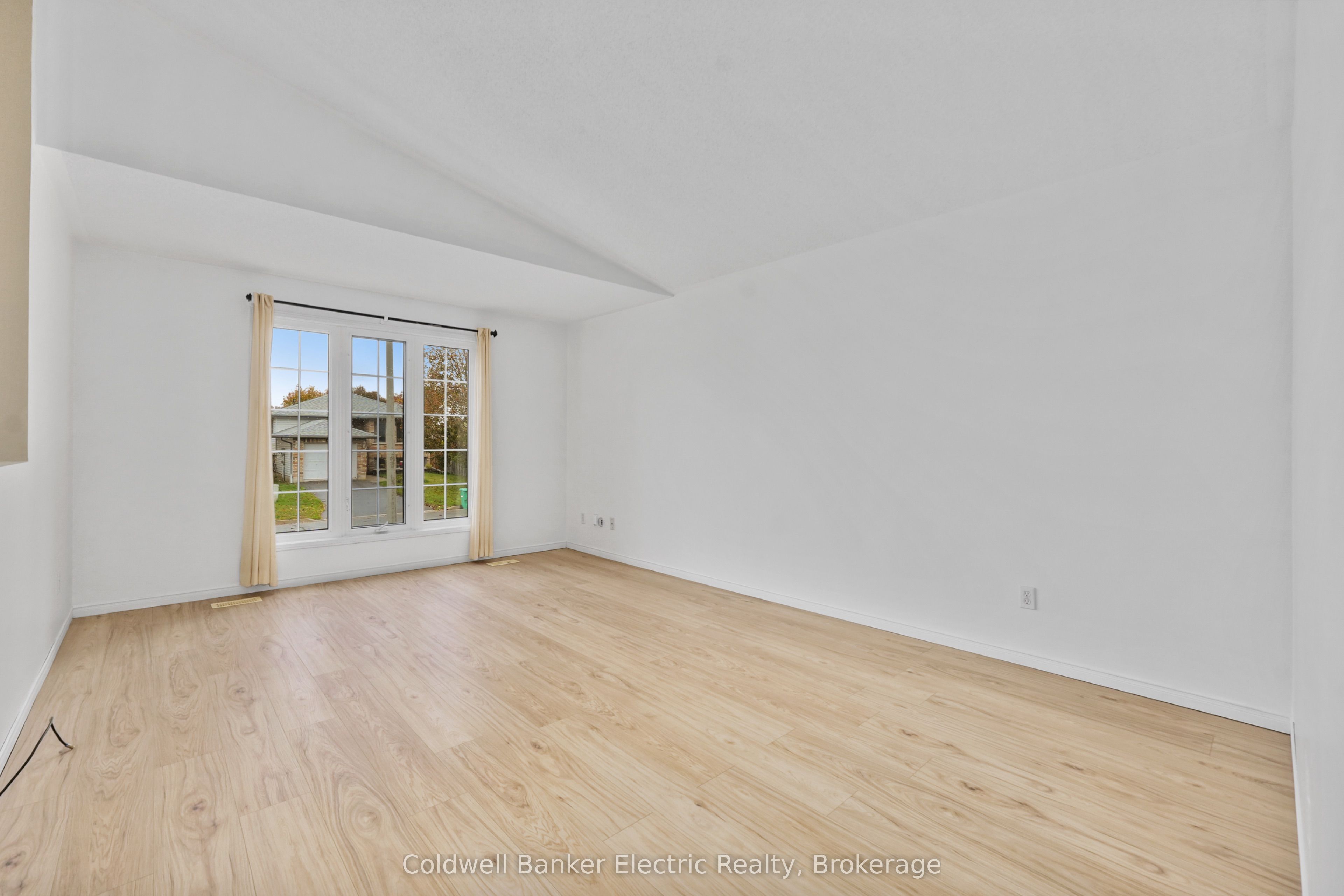 271 Dainton Drive Property Photo 3