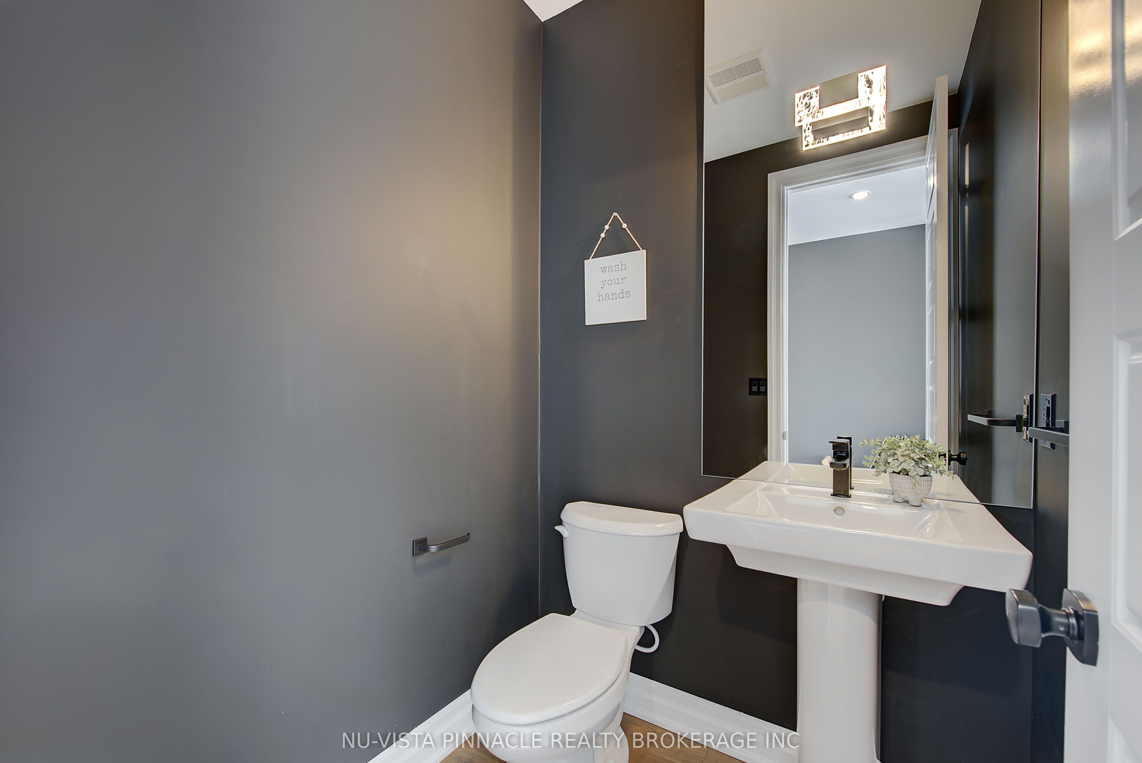 2340 Darwin Crescent Property Photo 5