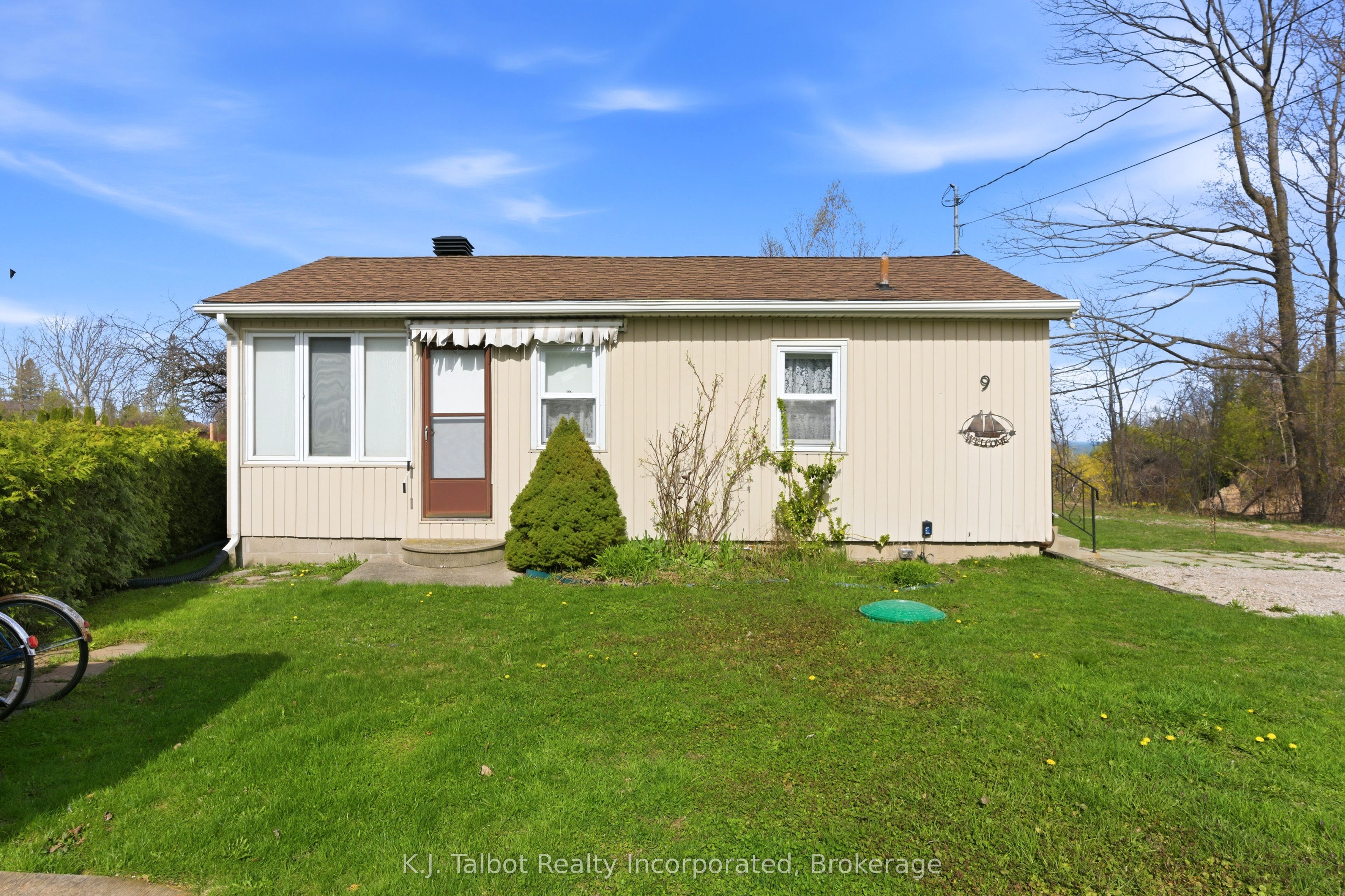 9 Ravine Park Drive N Property Photo 2