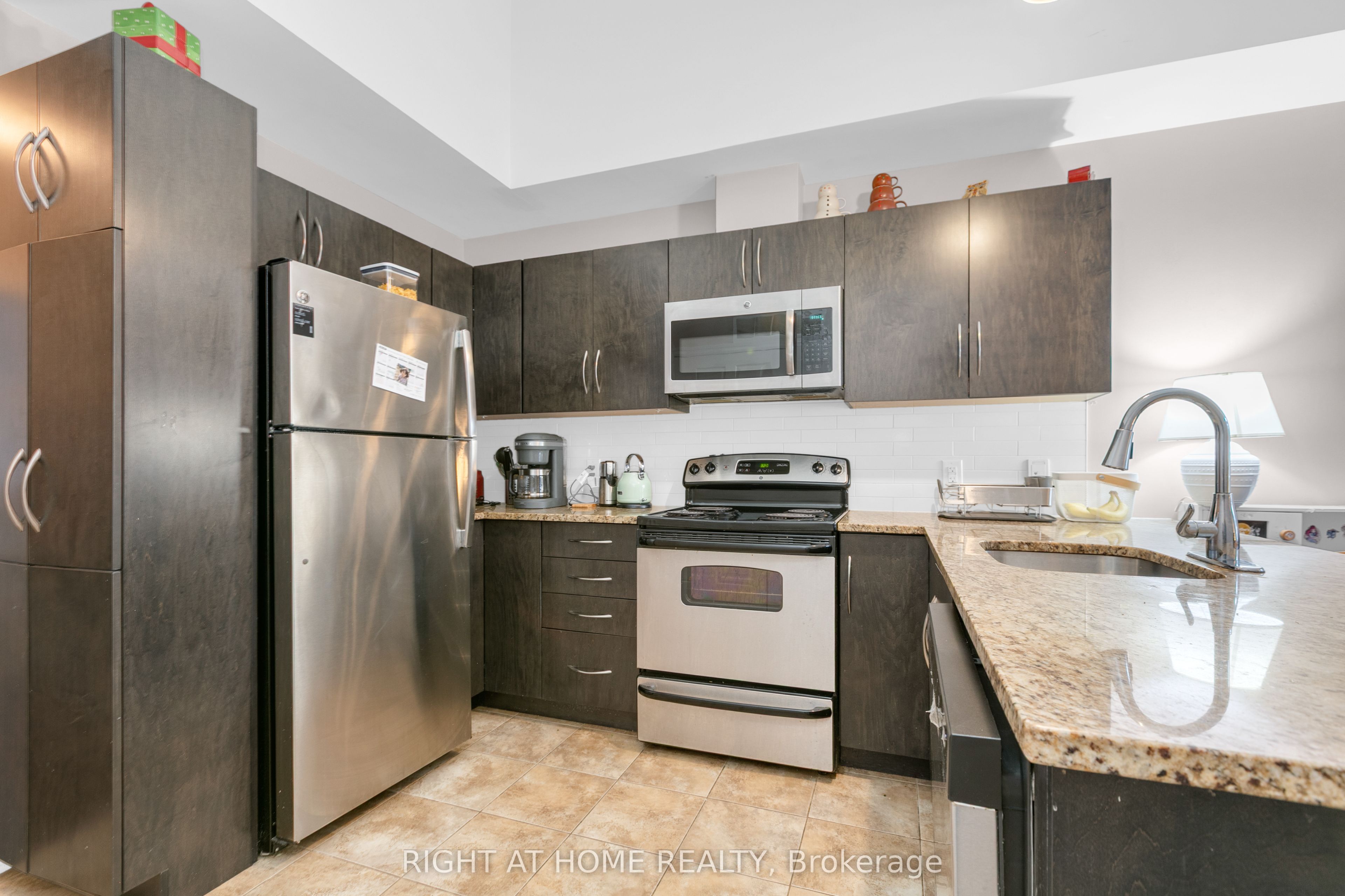 318 Everest Private E Property Photo 7