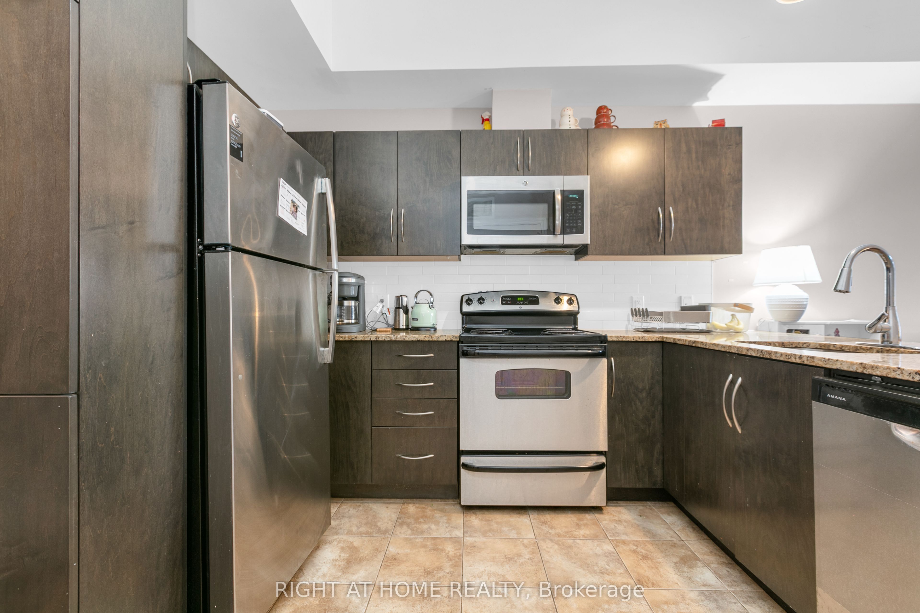 318 Everest Private E Property Photo 8