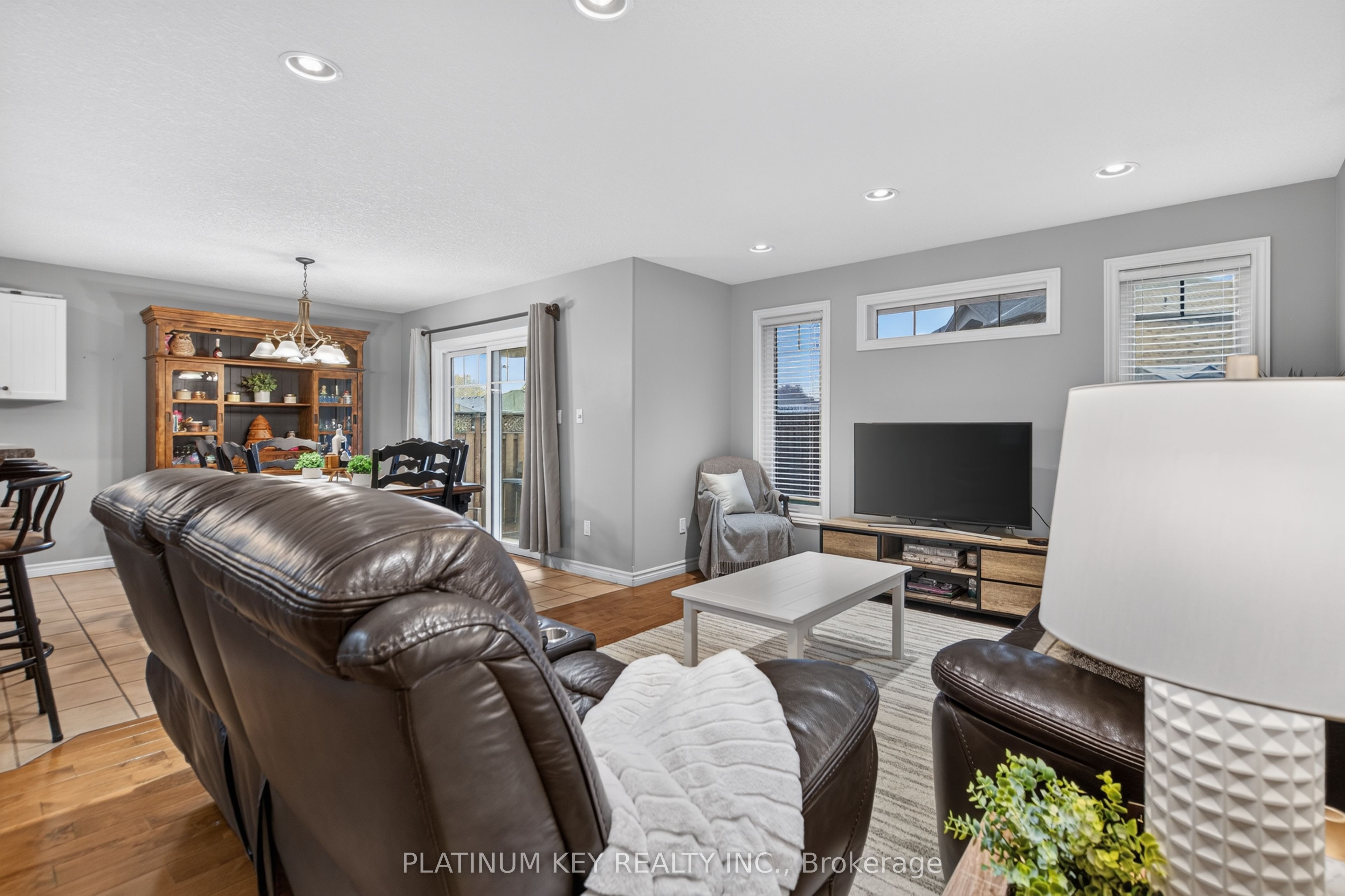 277 Thorne Drive Property Photo 4