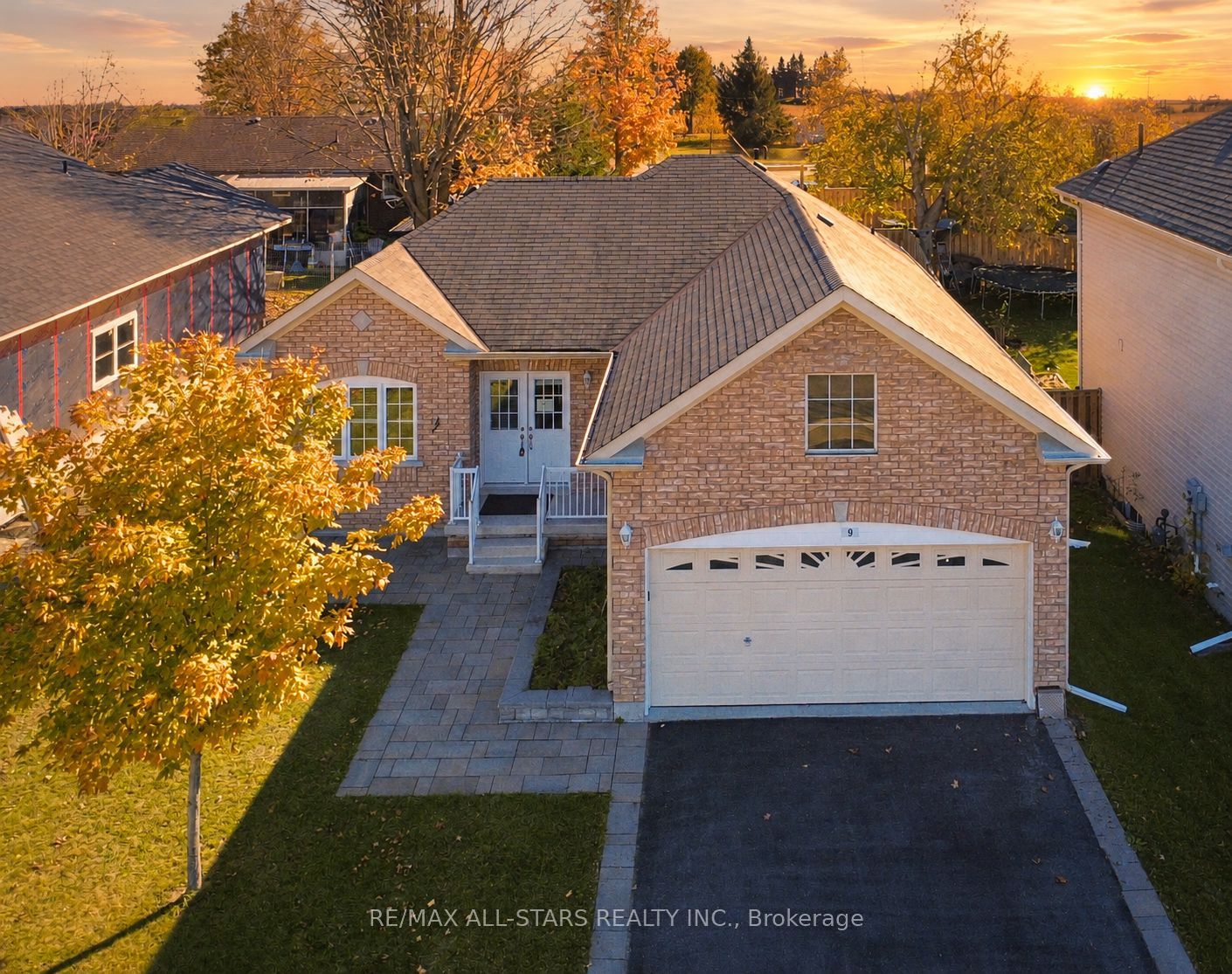 9 Maple Avenue E Property Photo 1