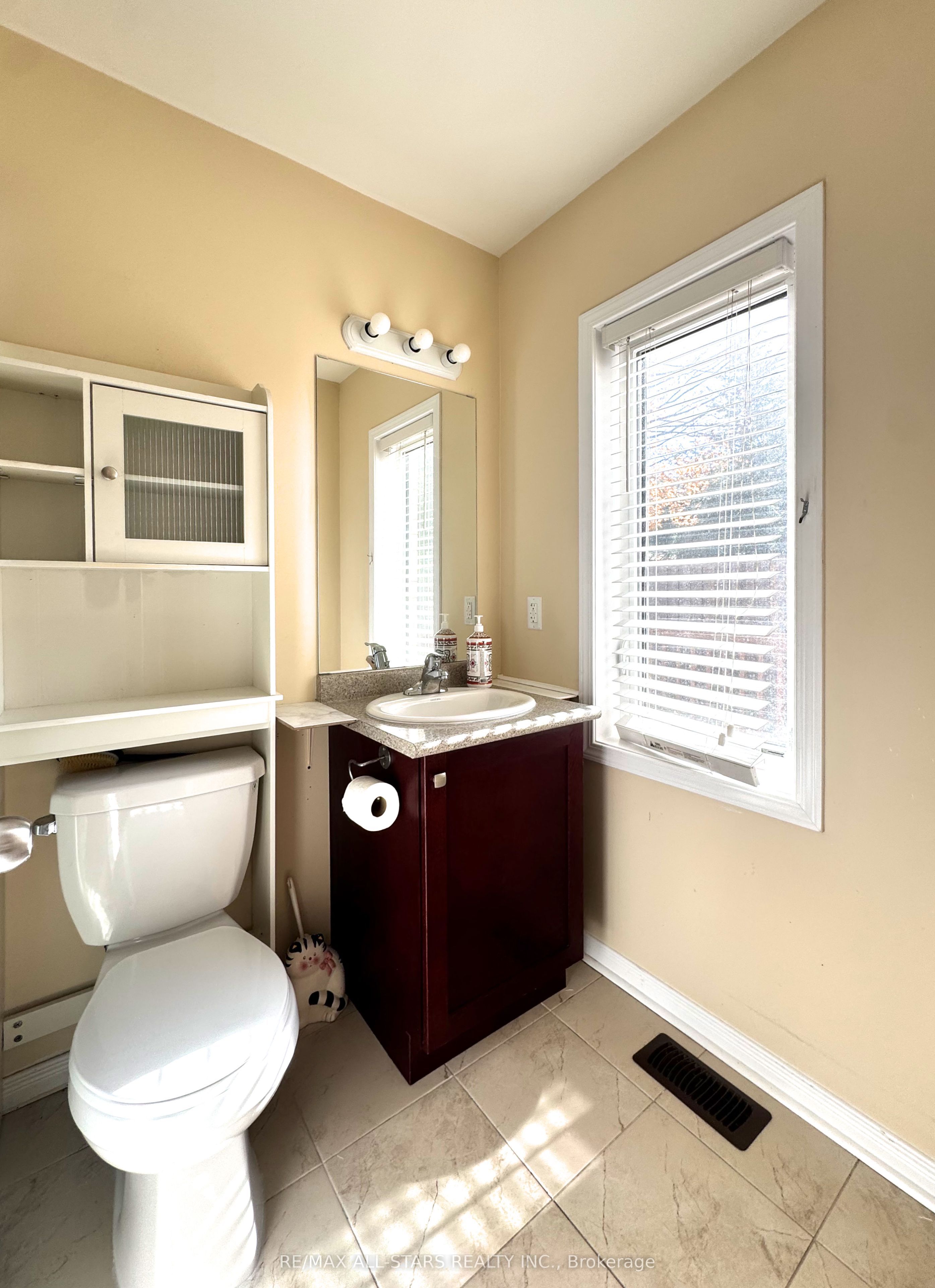 9 Maple Avenue E Property Photo 12