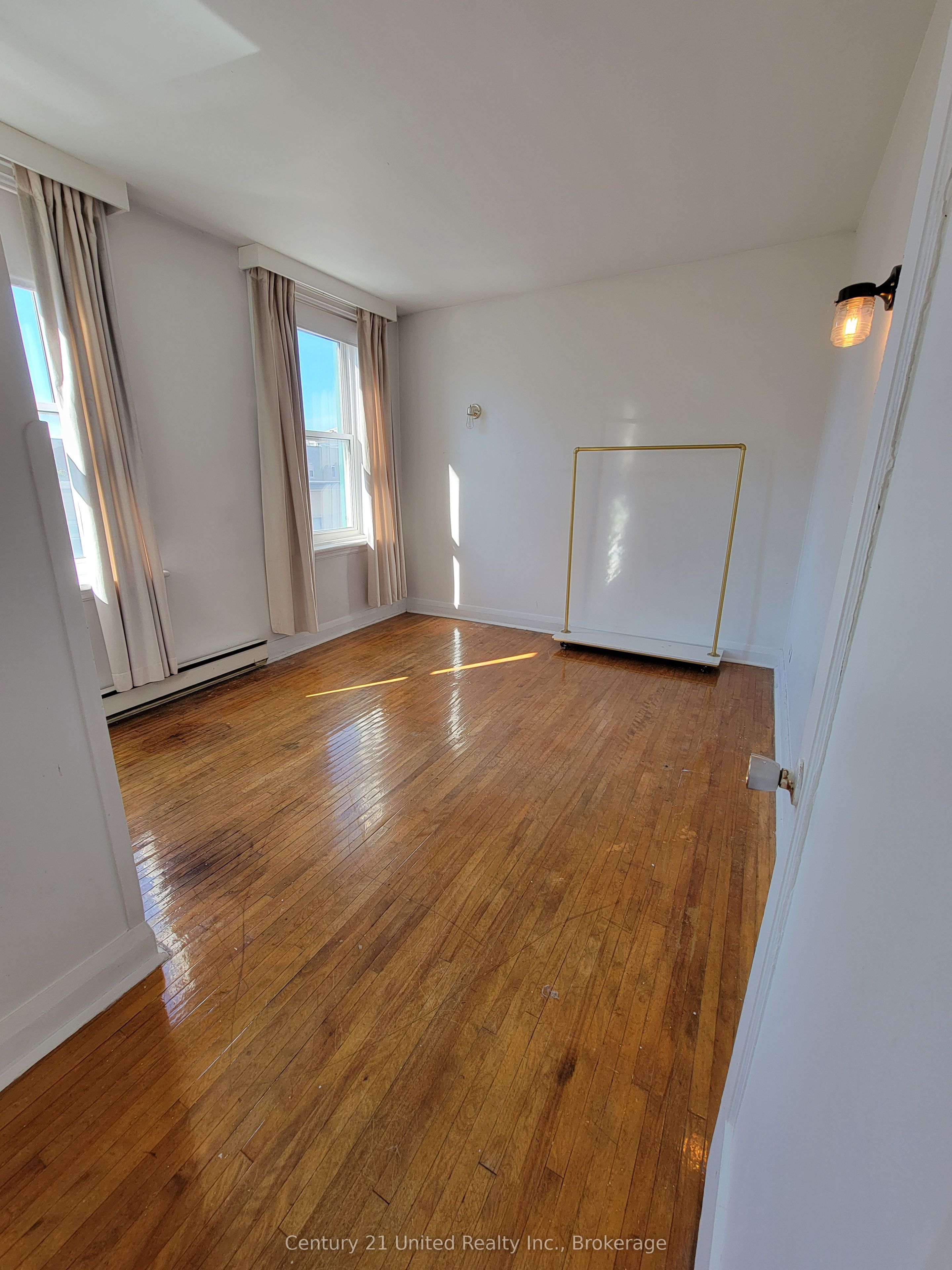 384 1/2 George Street N 4 Property Photo 2