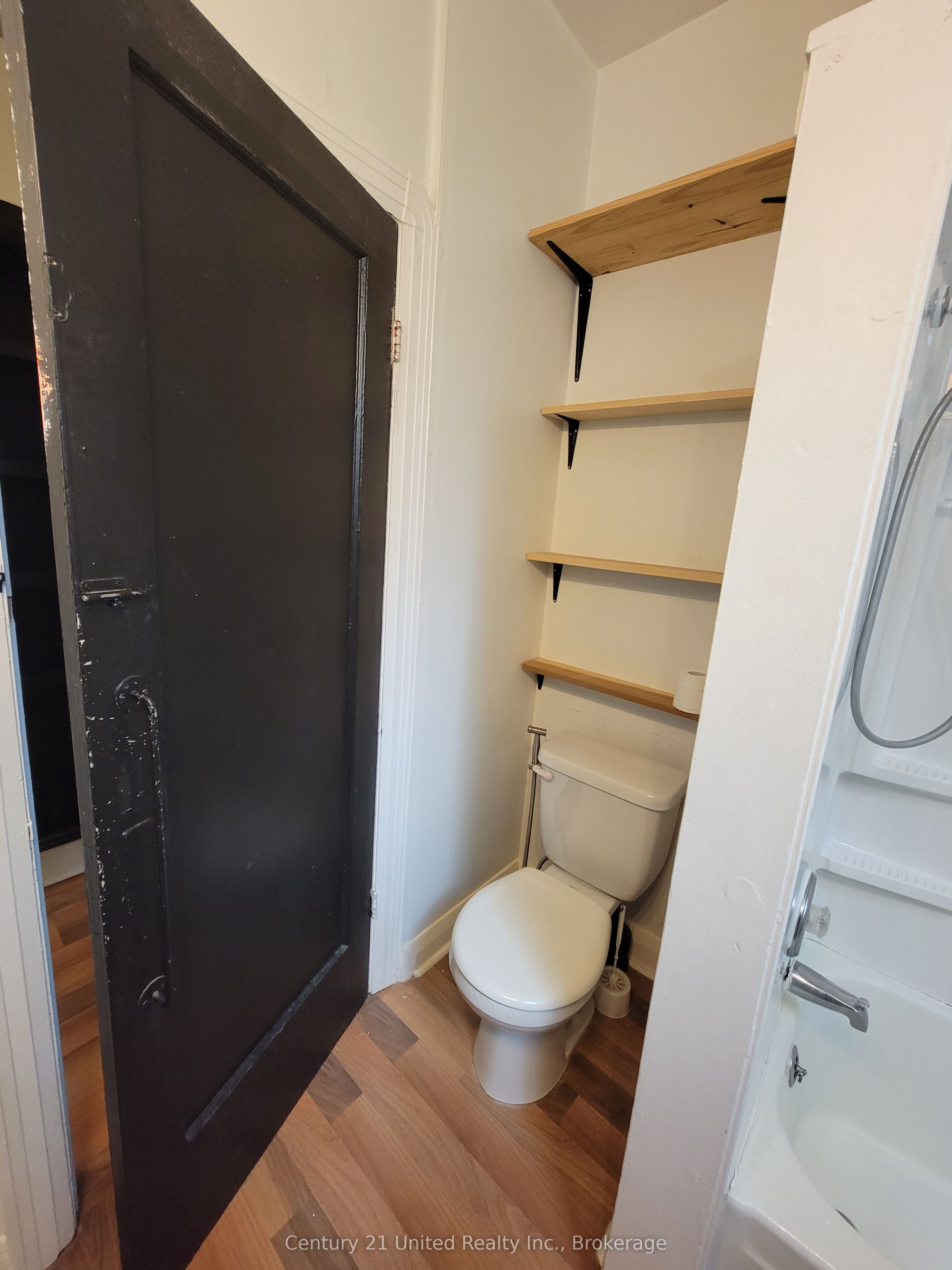 384 1/2 George Street N 4 Property Photo 9