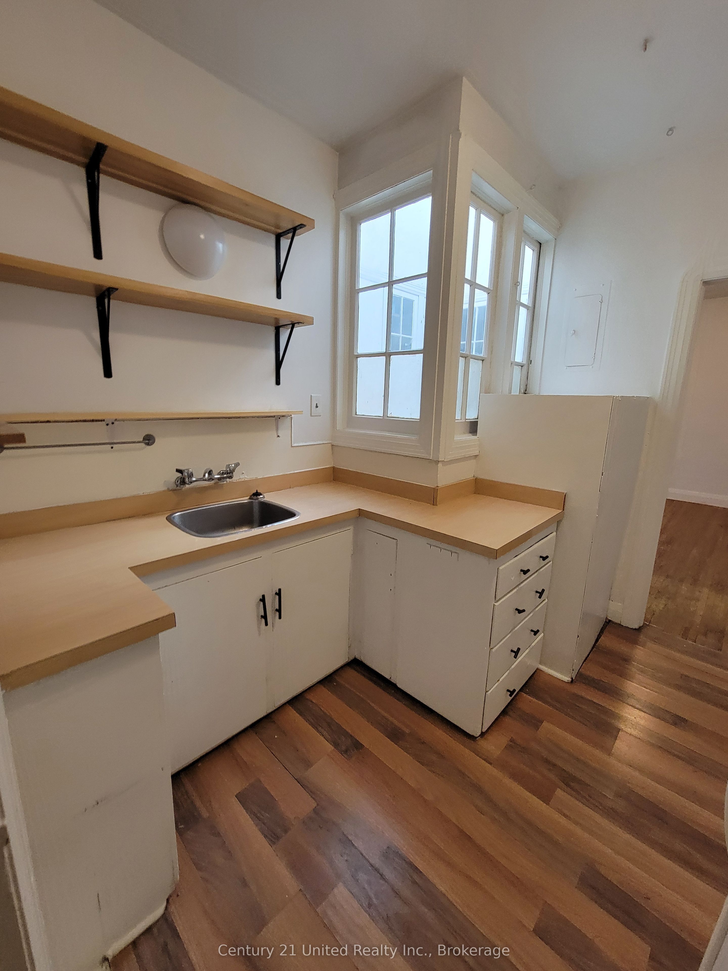384 1/2 George Street N 4 Property Photo 10
