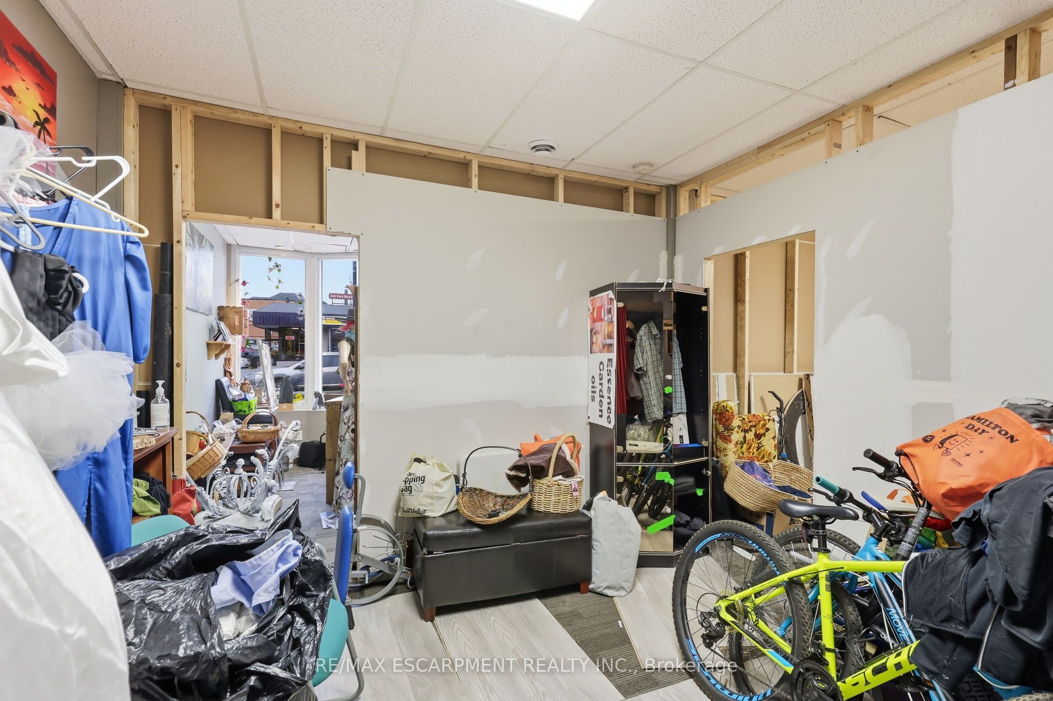 239 Main Street W Property Photo 10