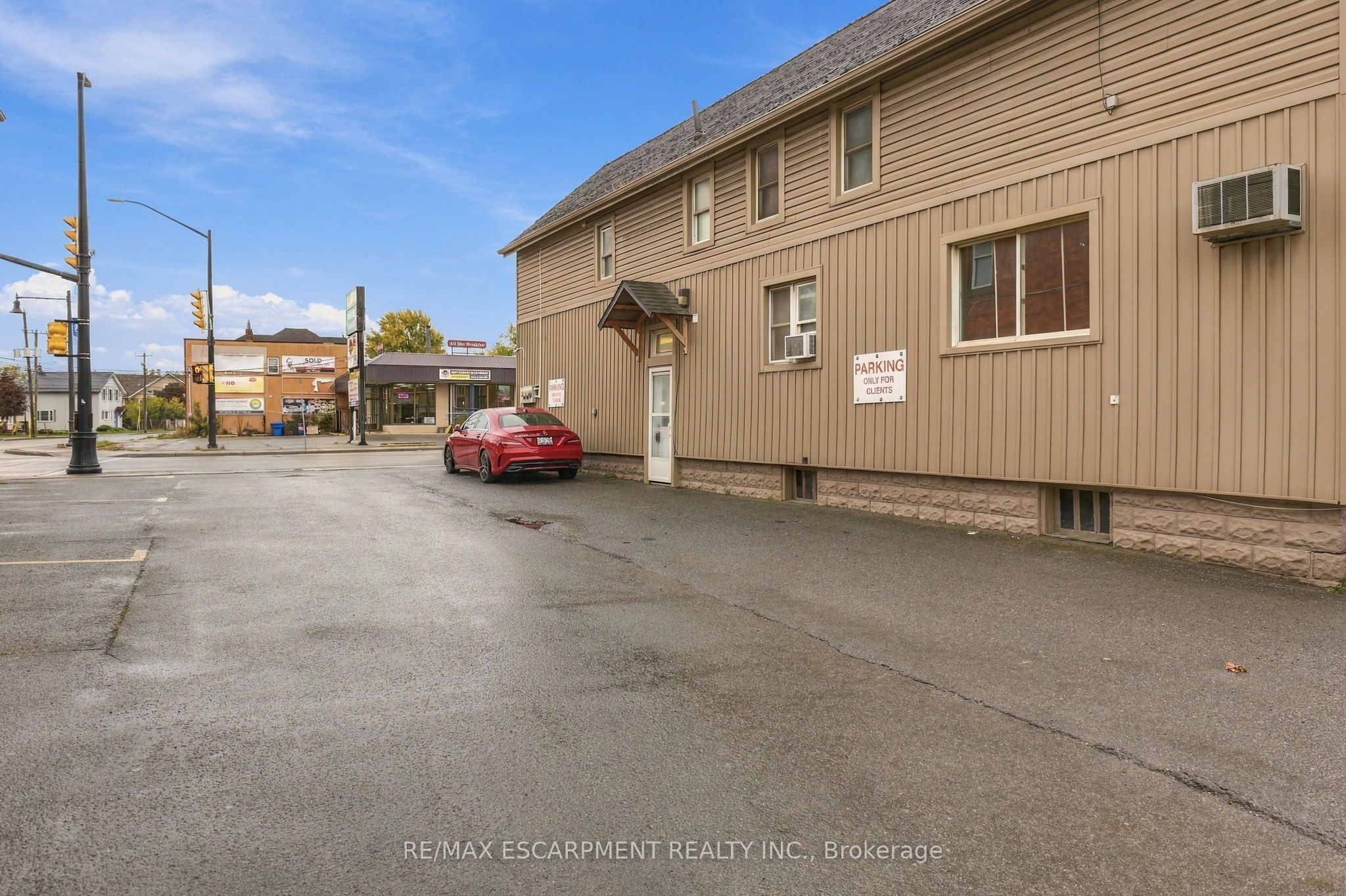 239 Main Street W Property Photo 14