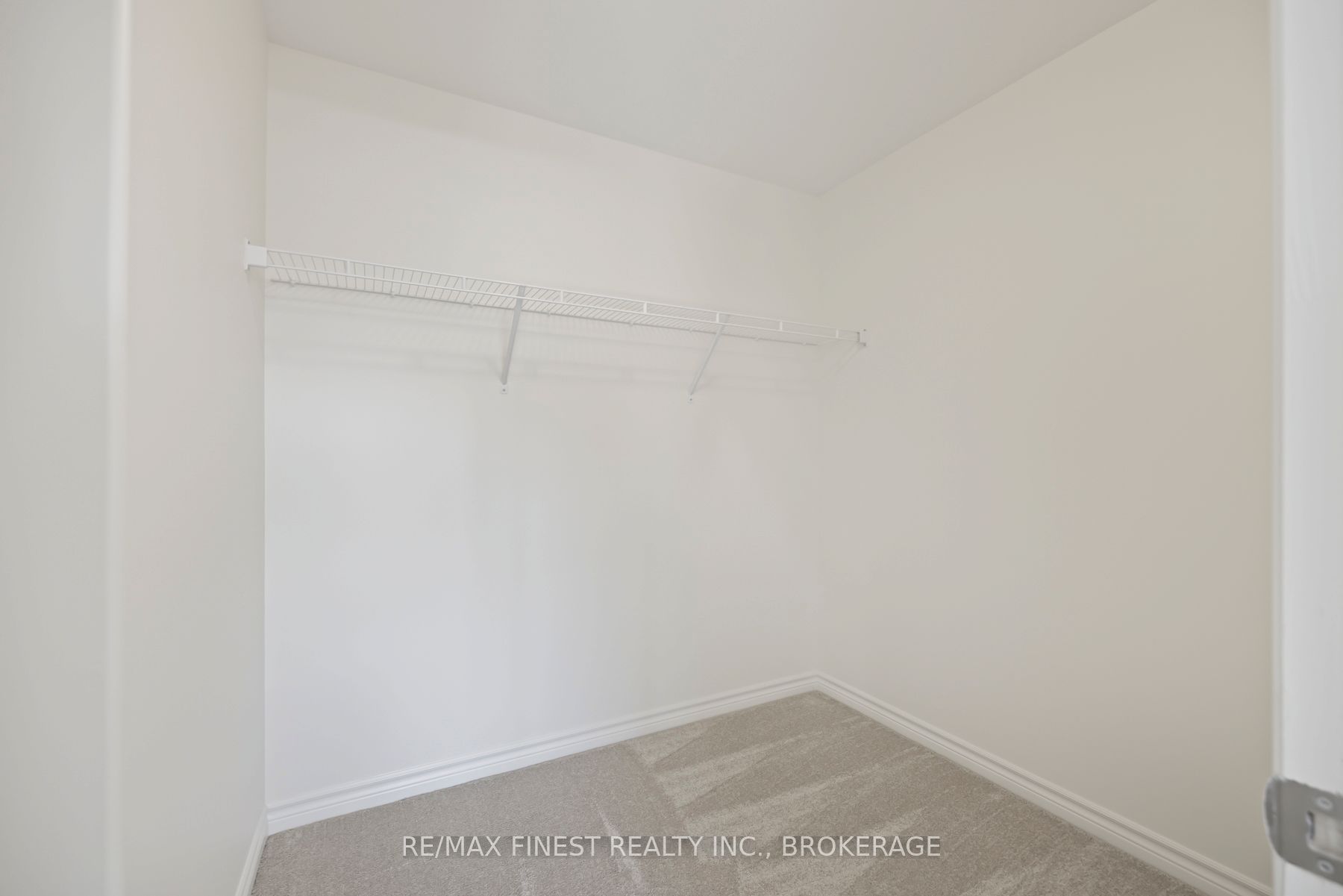 215 Heritage Park Drive Property Photo 32