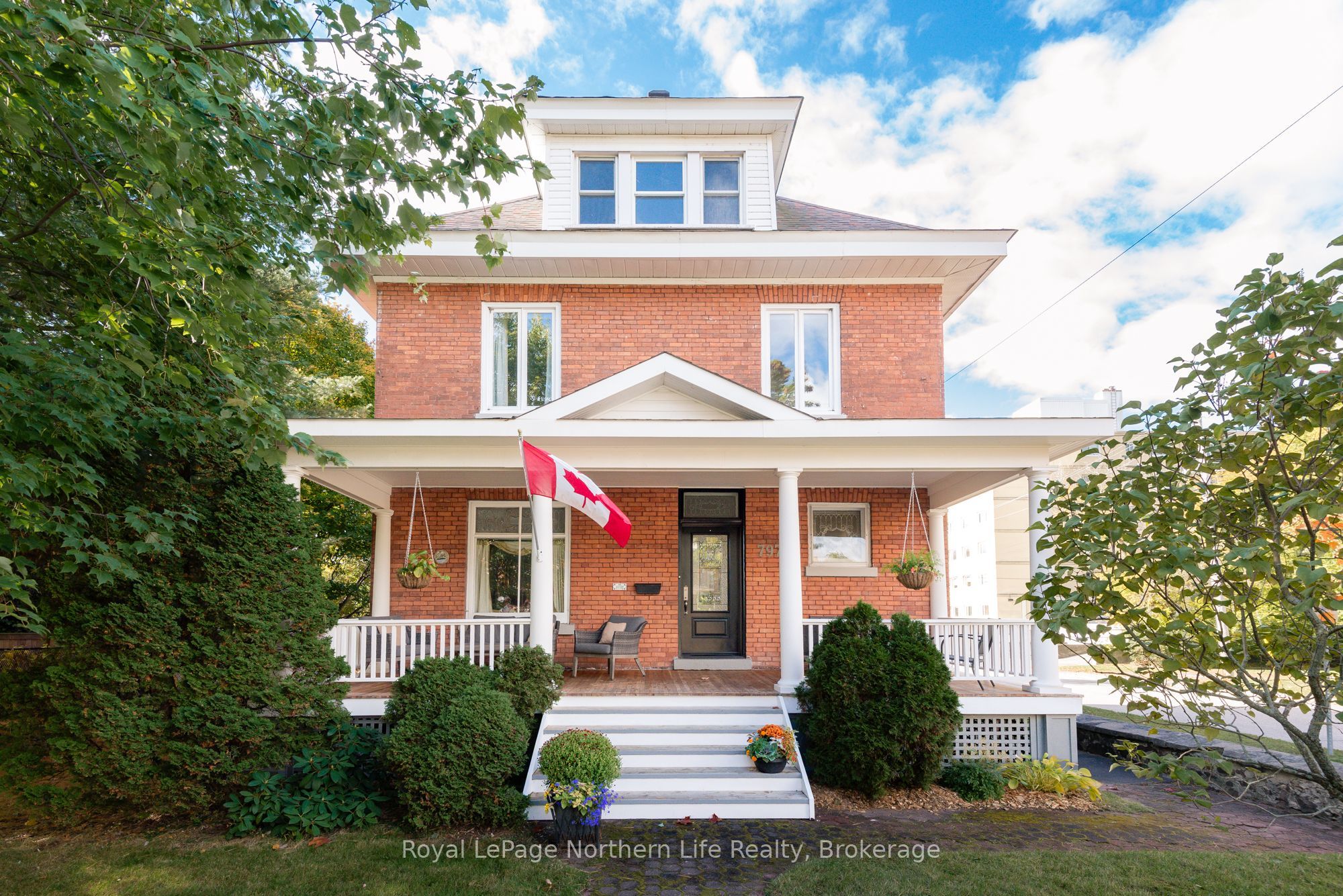 797 Mcintyre Street W Property Photo 1