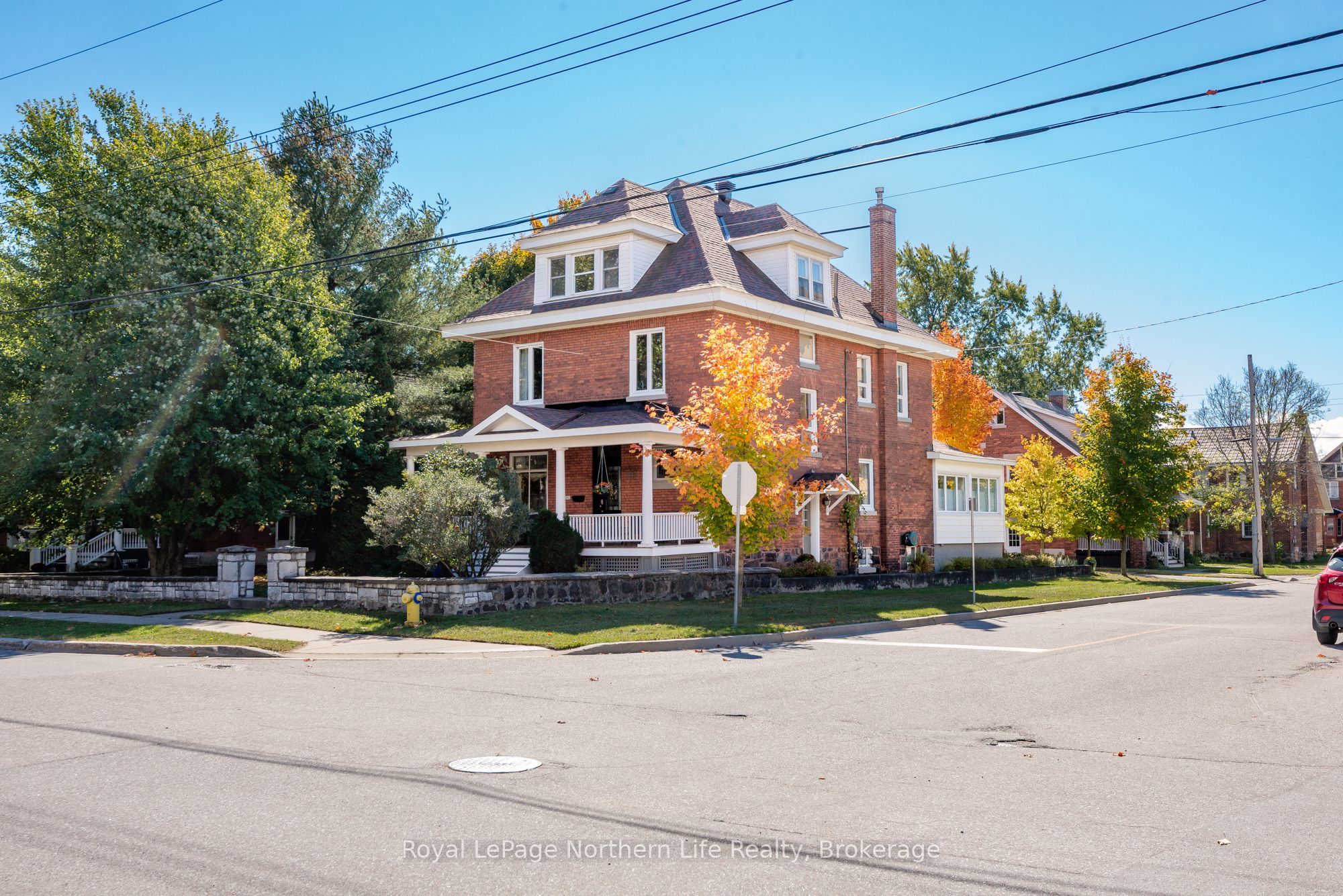797 Mcintyre Street W Property Photo 2