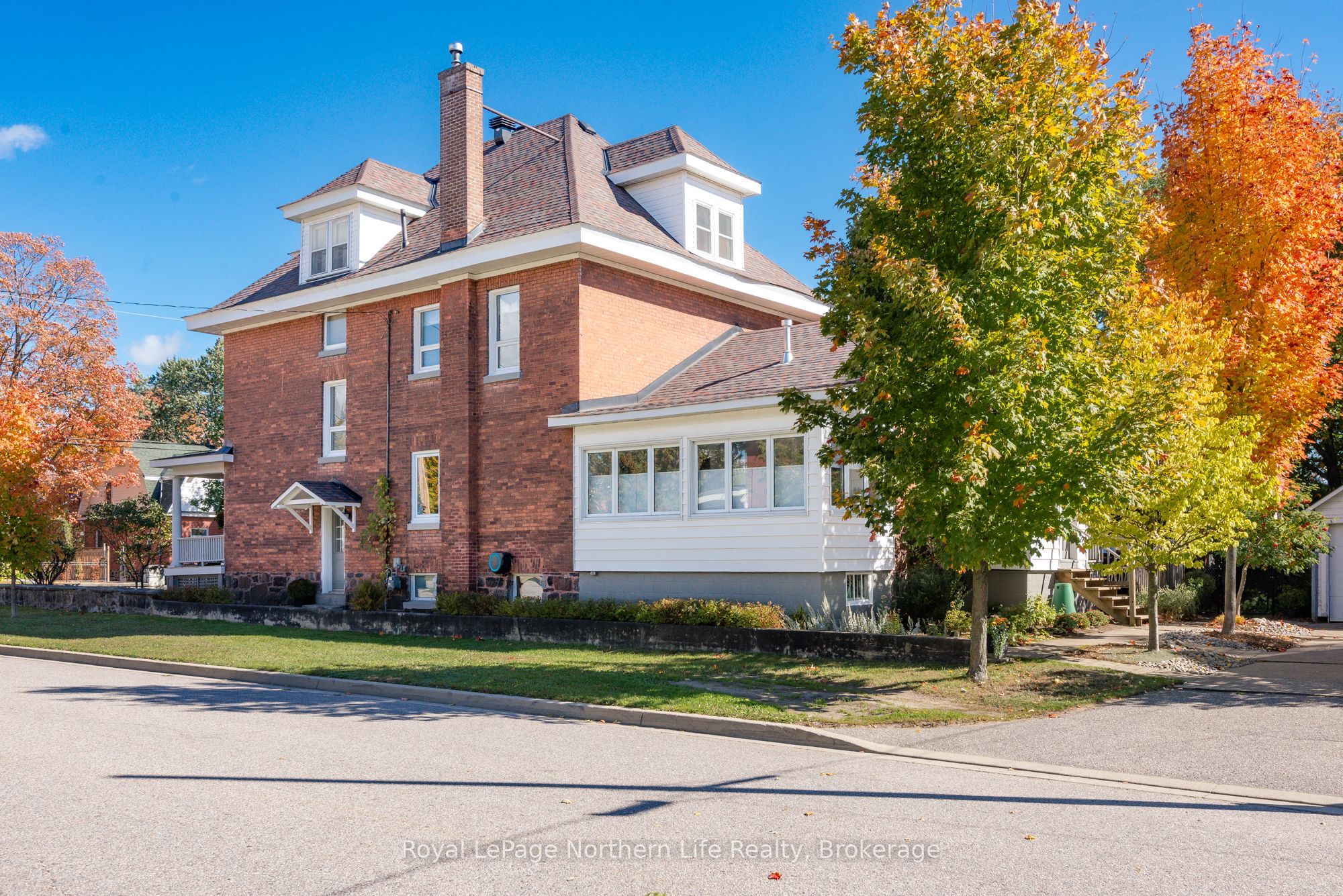 797 Mcintyre Street W Property Photo 3