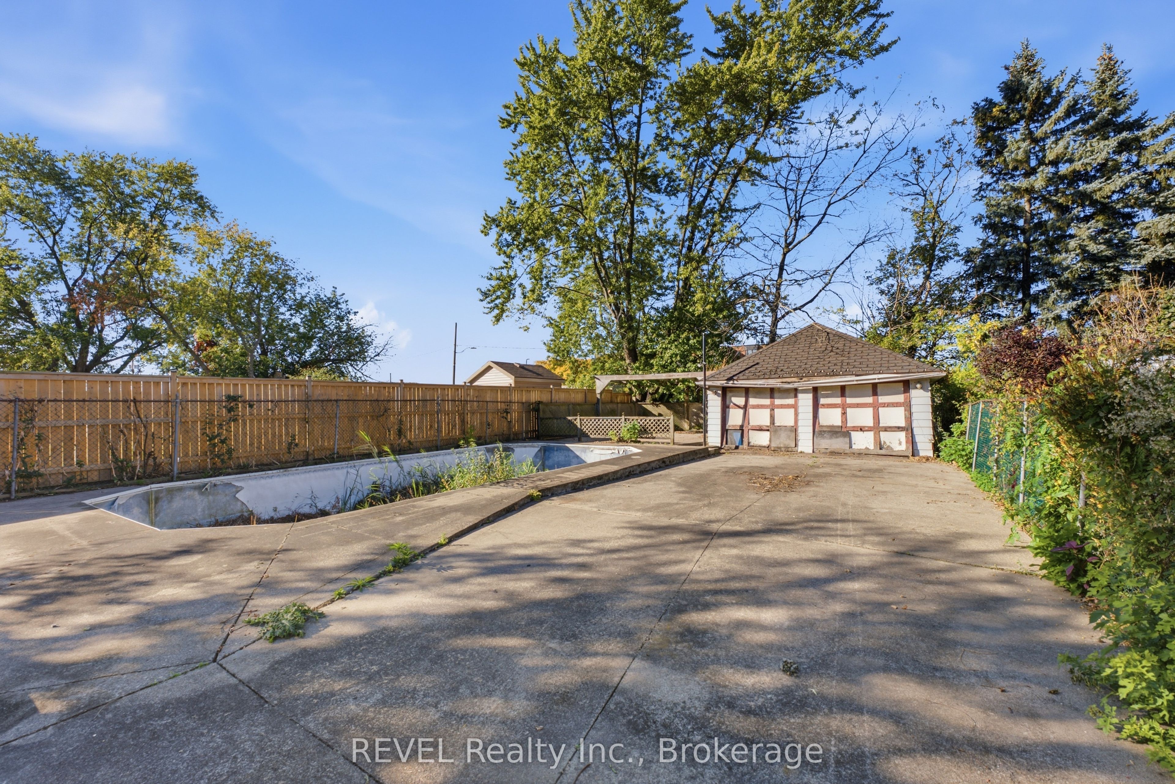 63 Carleton Street S Property Photo 12