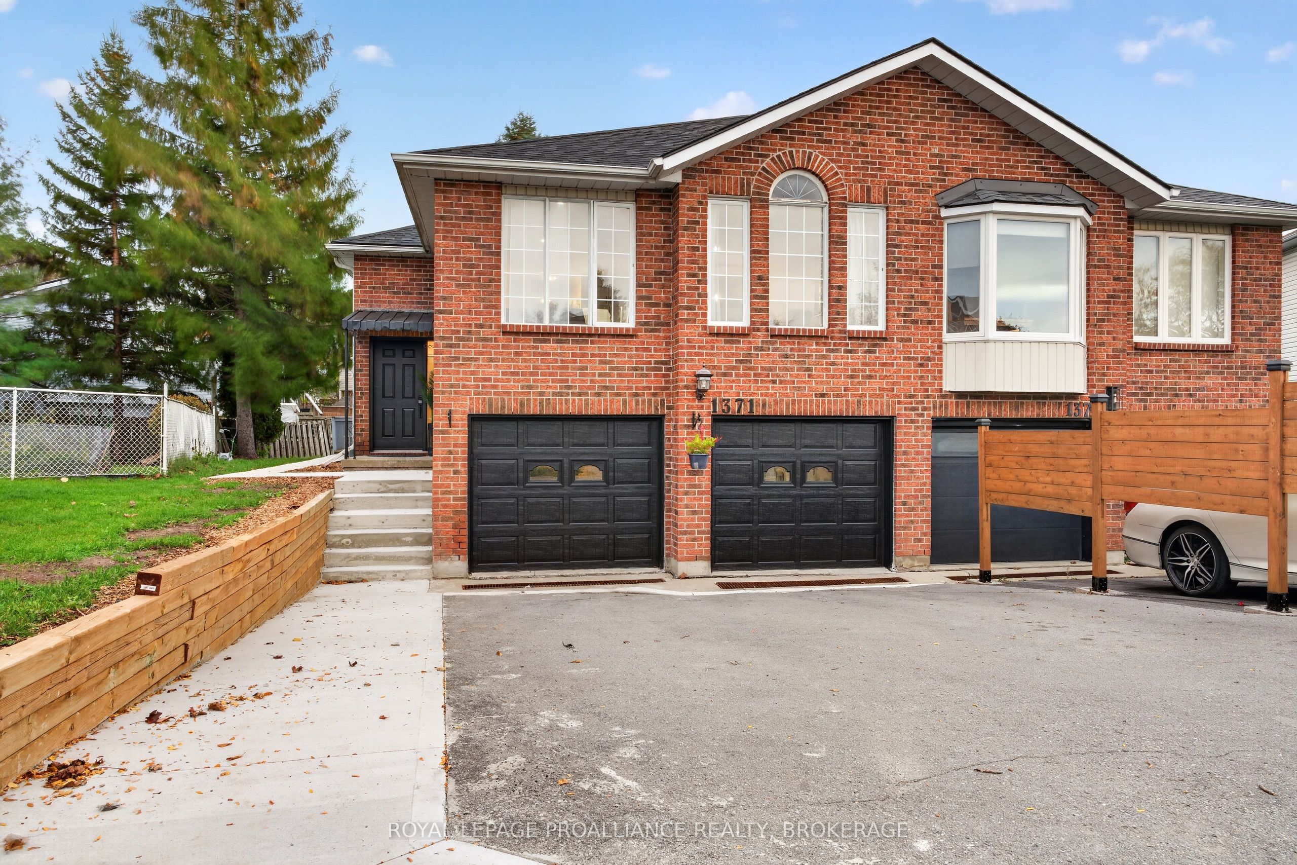 1371 Brackenwood Crescent Property Photo 2