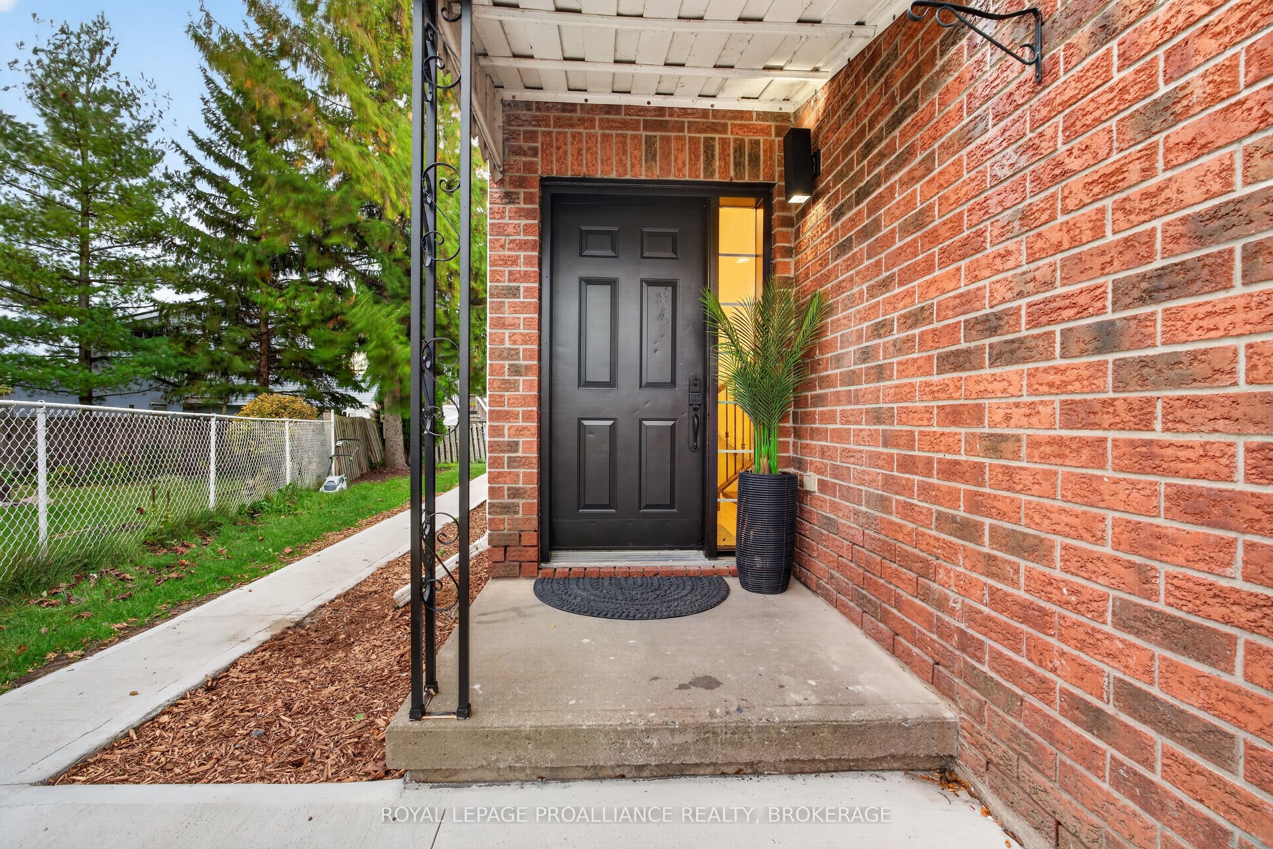1371 Brackenwood Crescent Property Photo 3
