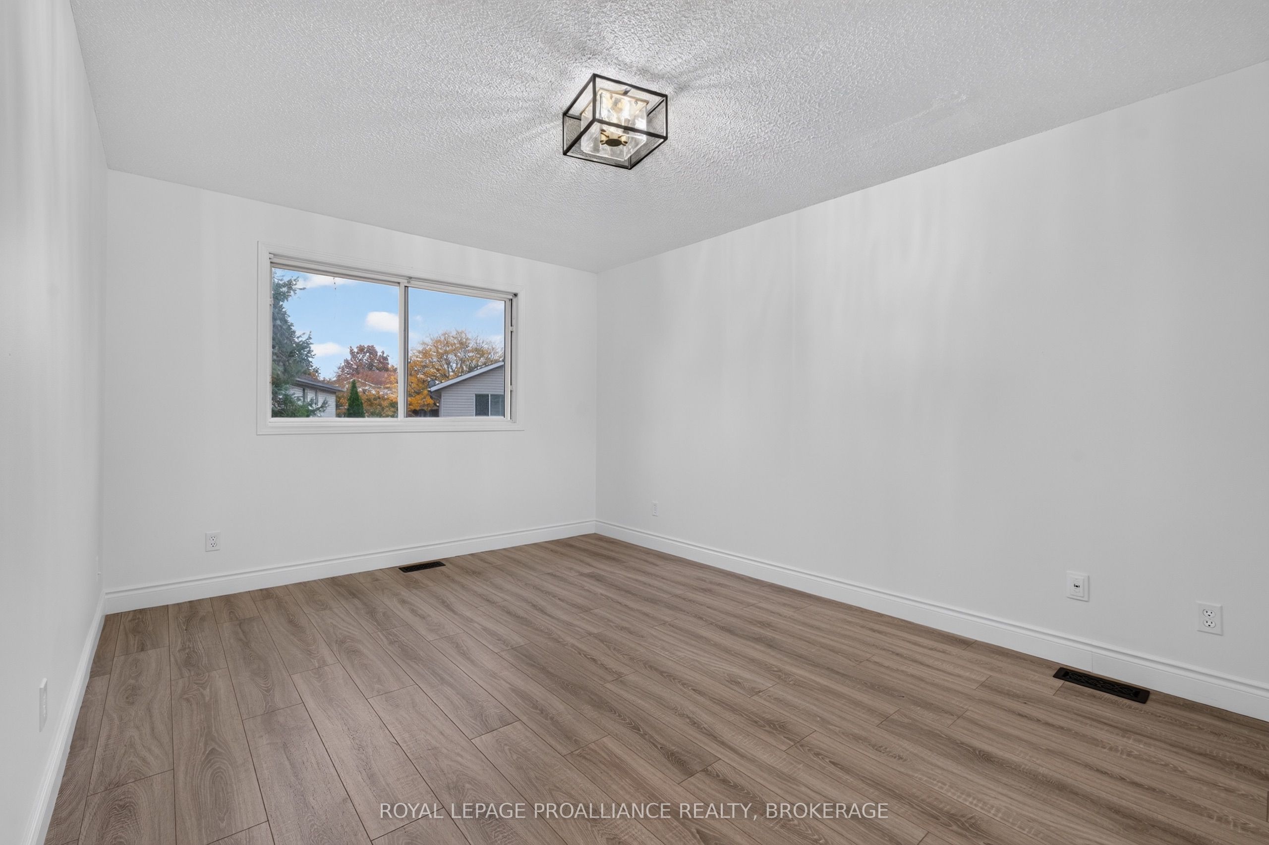1371 Brackenwood Crescent Property Photo 16