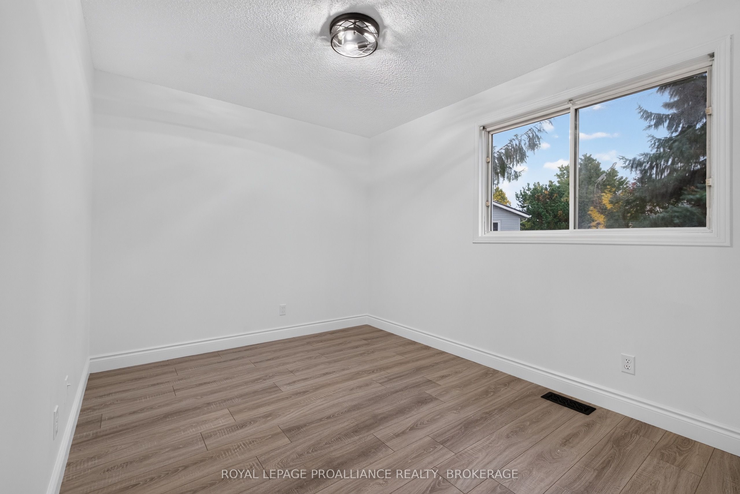 1371 Brackenwood Crescent Property Photo 21