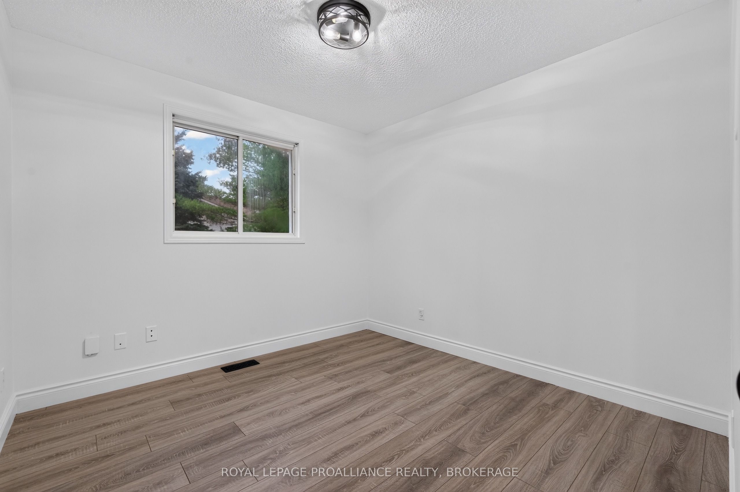 1371 Brackenwood Crescent Property Photo 23