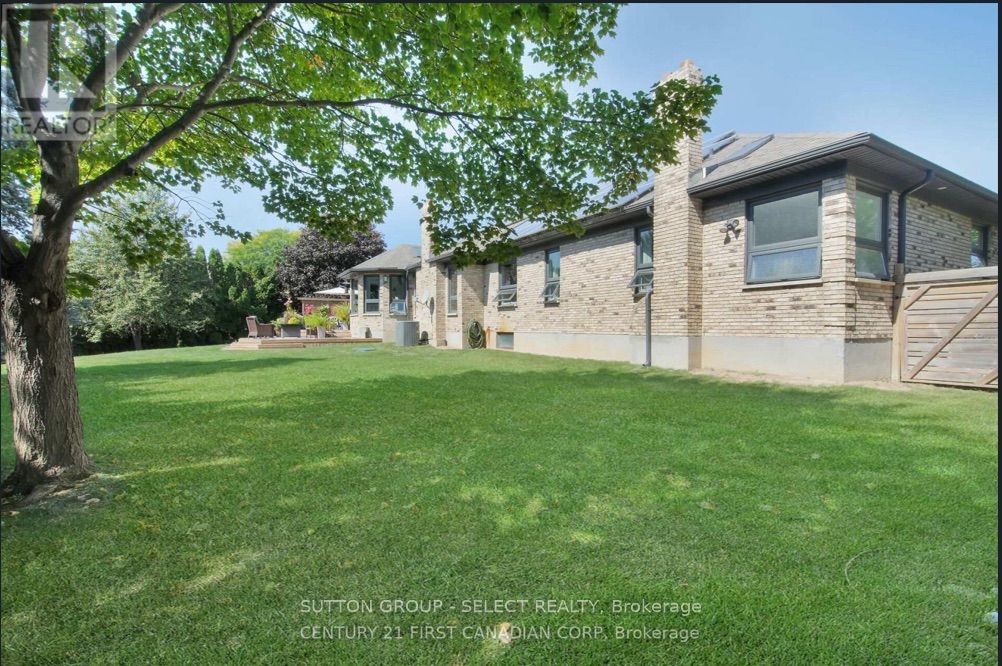 768 Franklinway Crescent Property Photo 13