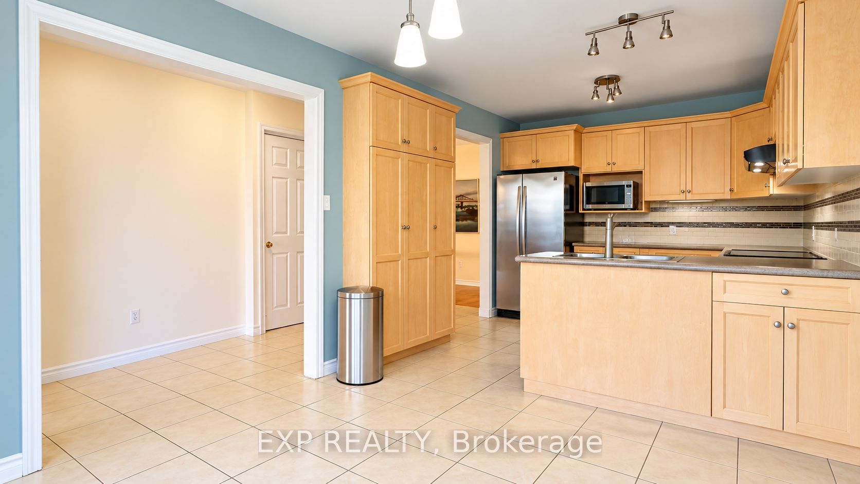 487 Brentcliffe Drive Upper Property Photo 8