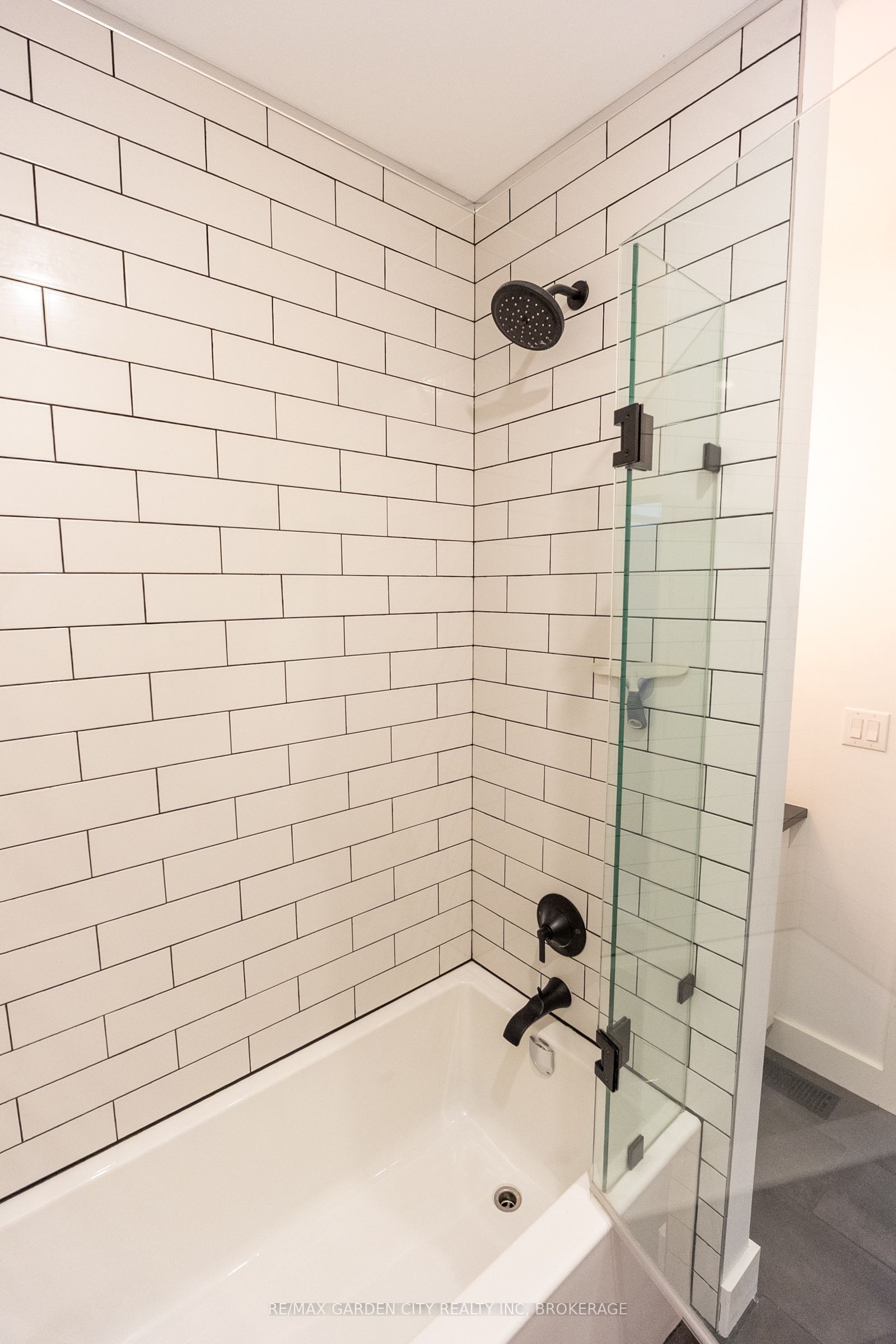 614b Niagara Street Property Photo 20