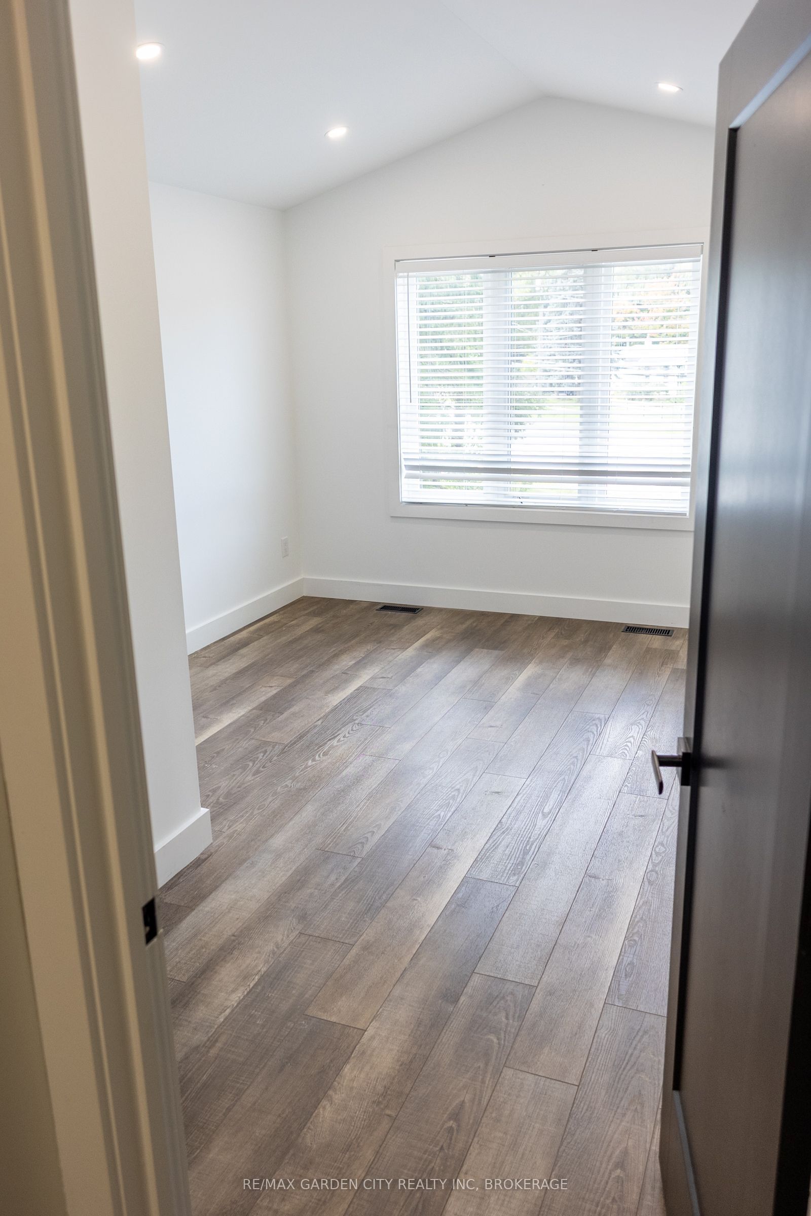 614b Niagara Street Property Photo 22
