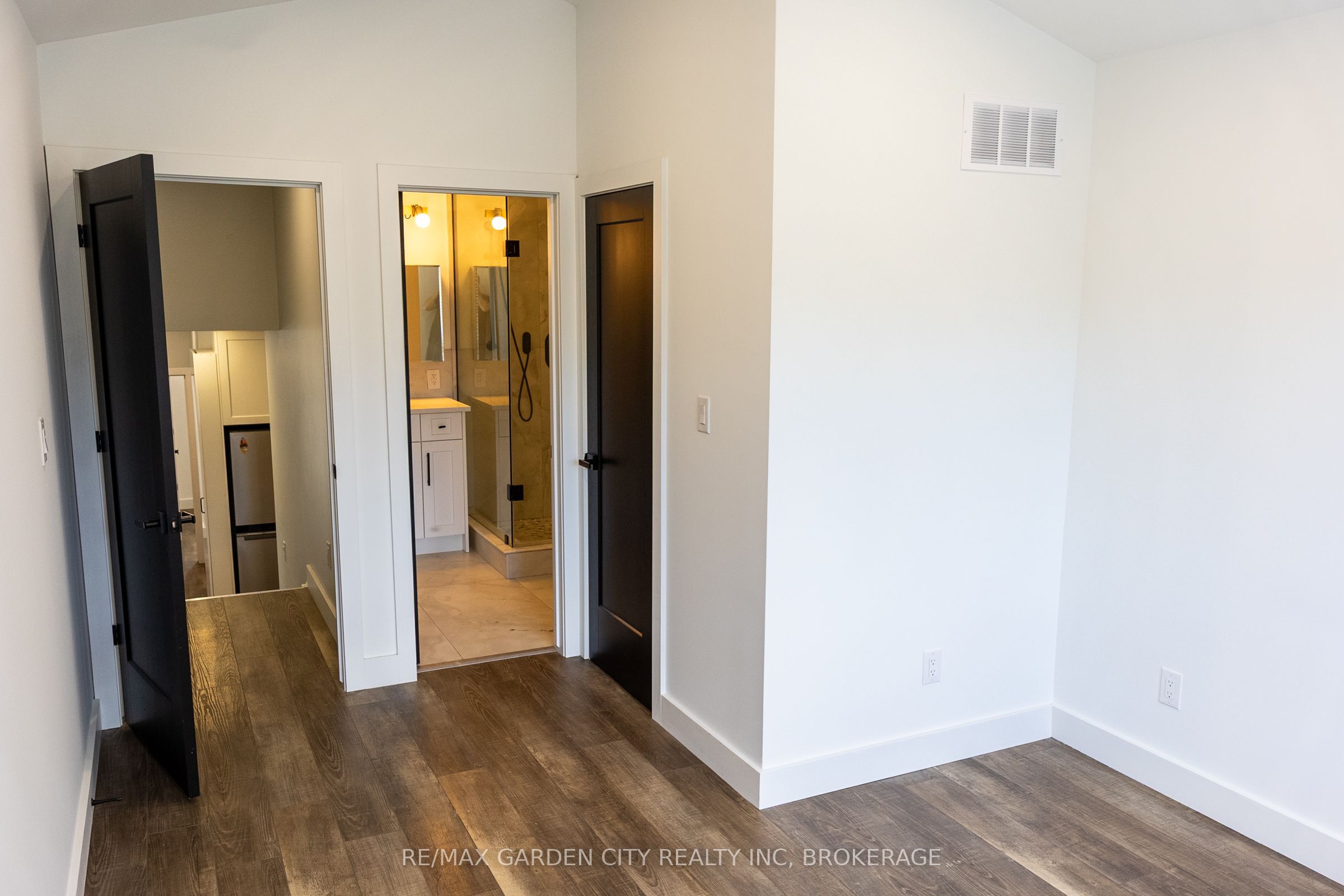 614b Niagara Street Property Photo 23