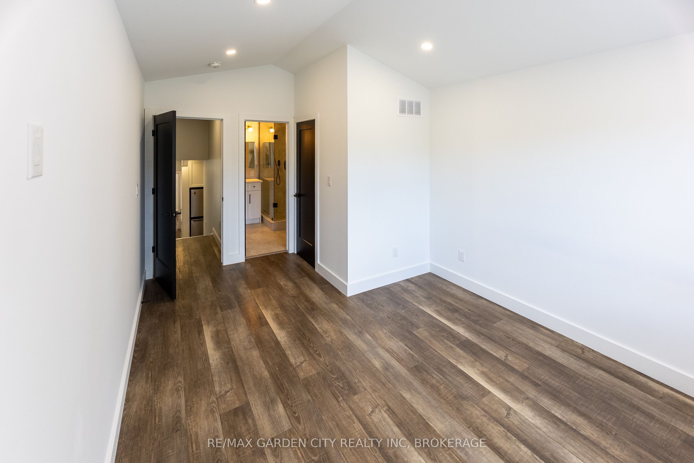 614b Niagara Street Property Photo 24