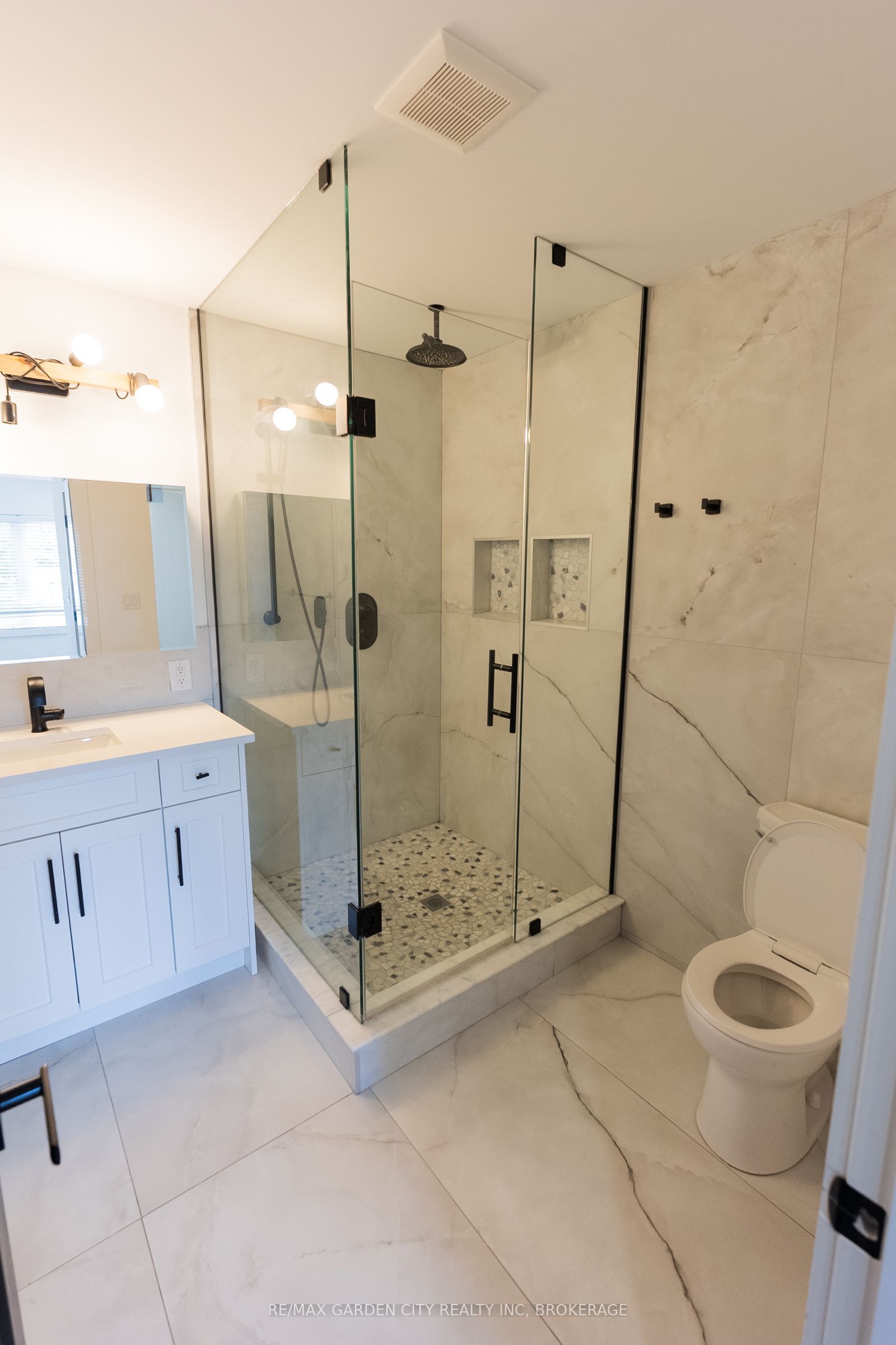 614b Niagara Street Property Photo 27