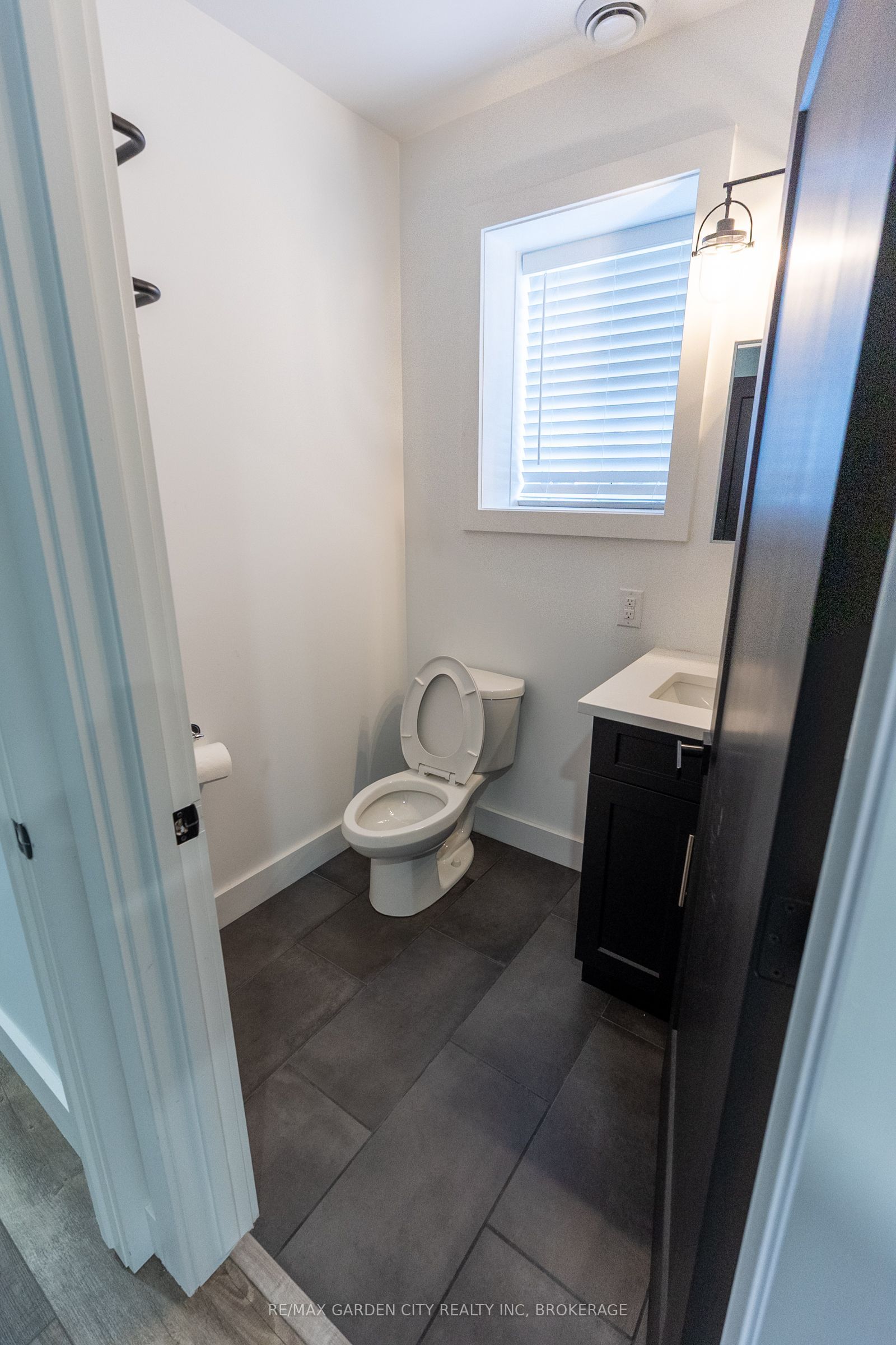 614b Niagara Street Property Photo 35