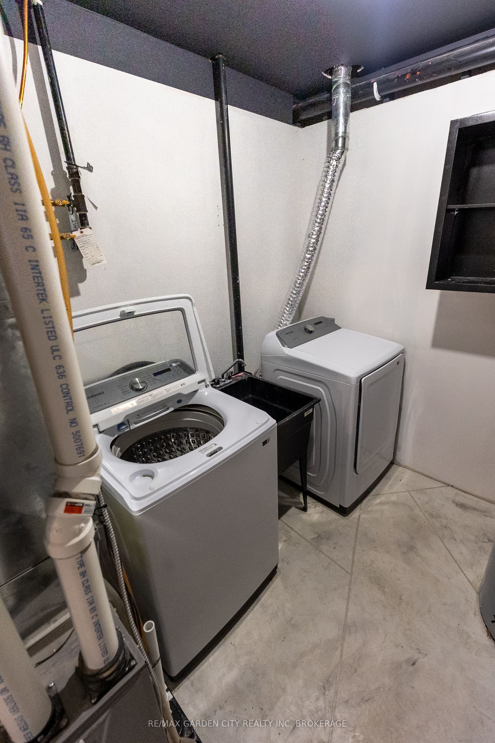 614b Niagara Street Property Photo 43