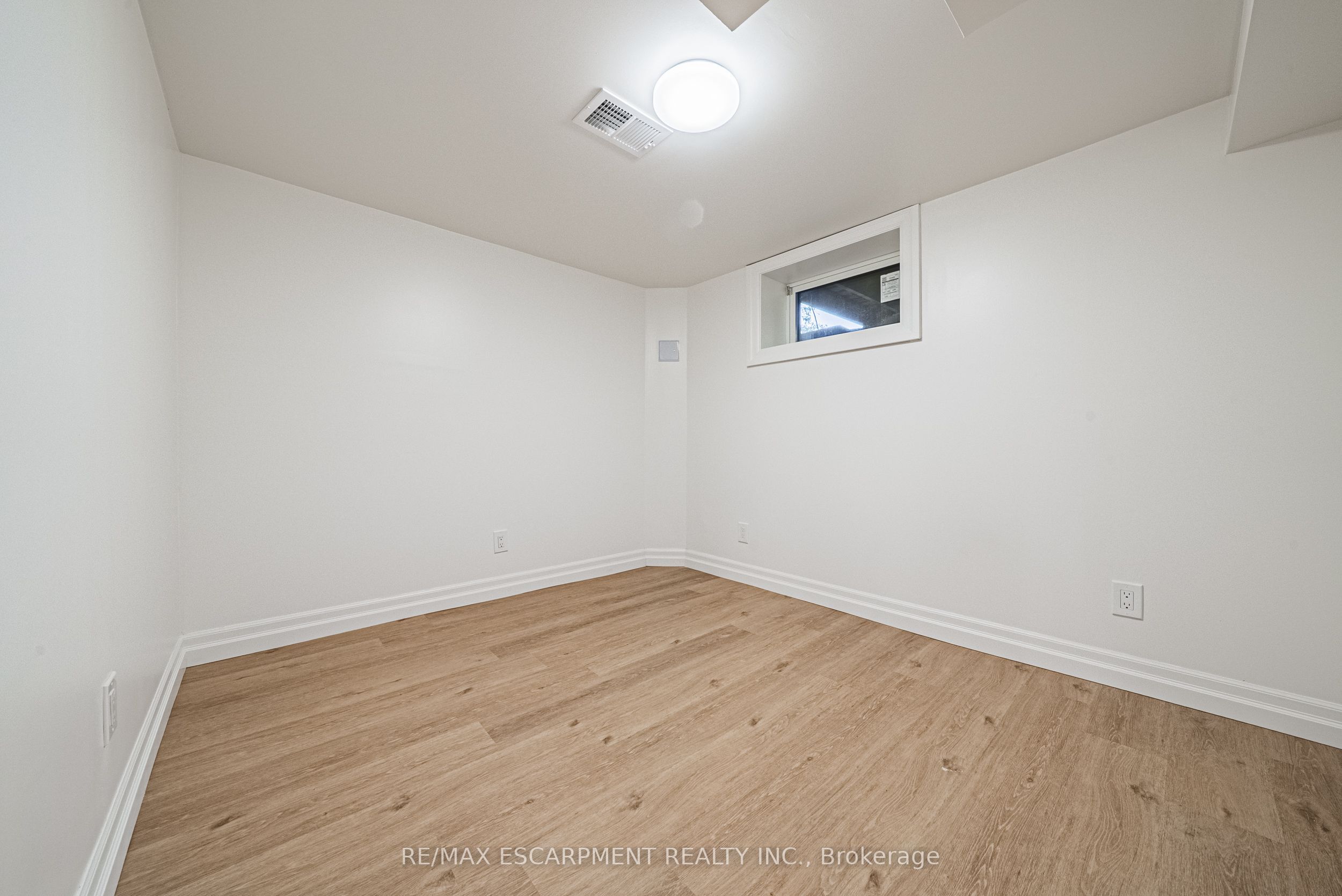 113 Erin Avenue Lower Property Photo 12