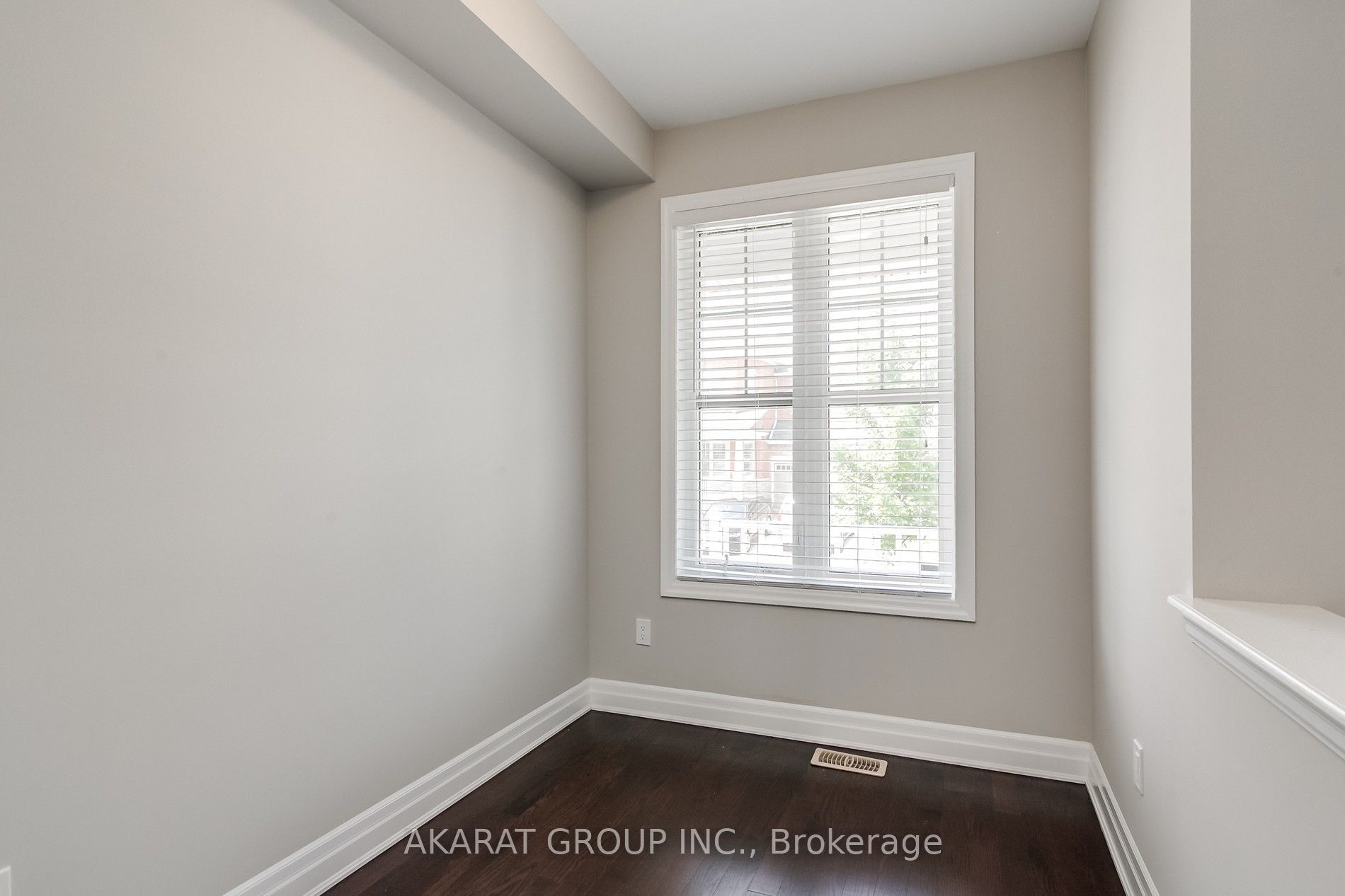 31 Pickett Place Property Photo 4