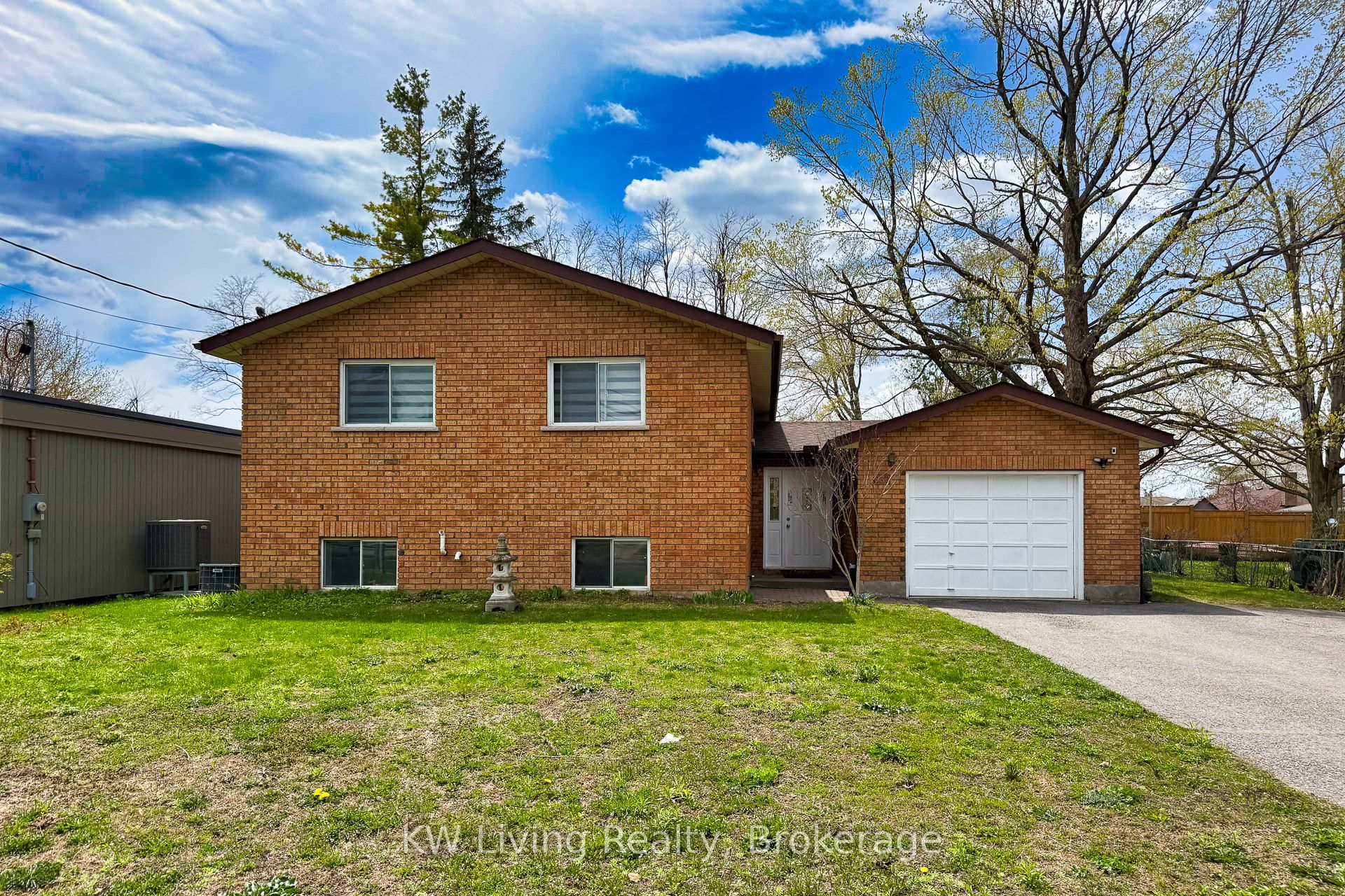 833 Fairbairn Street Property Photo 2
