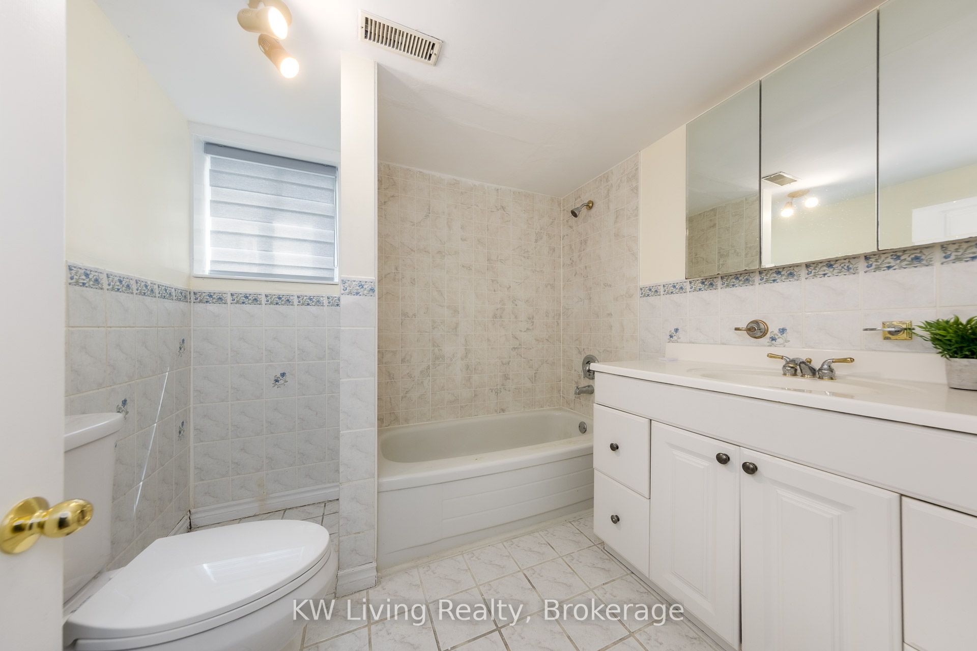 833 Fairbairn Street Property Photo 29