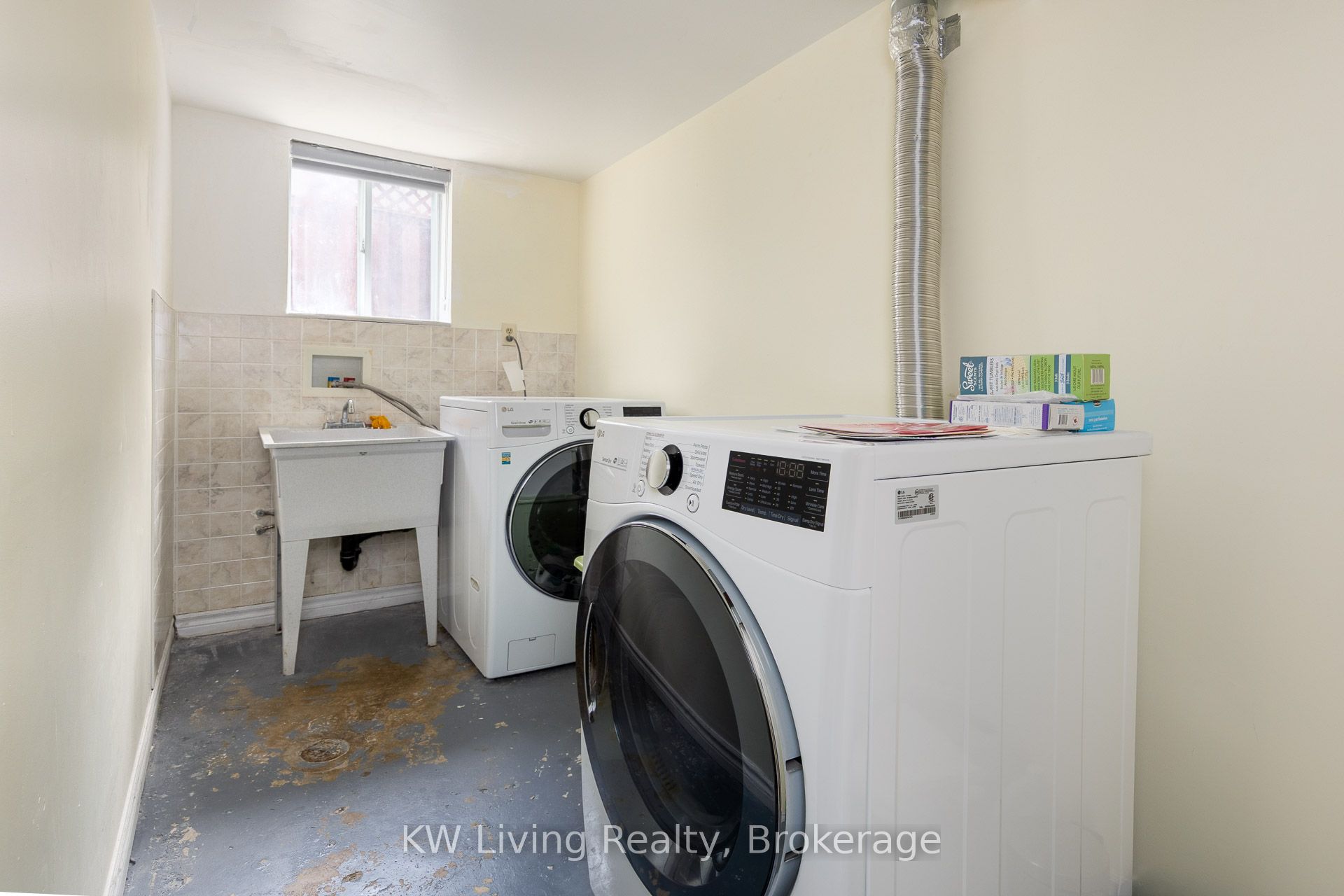 833 Fairbairn Street Property Photo 30