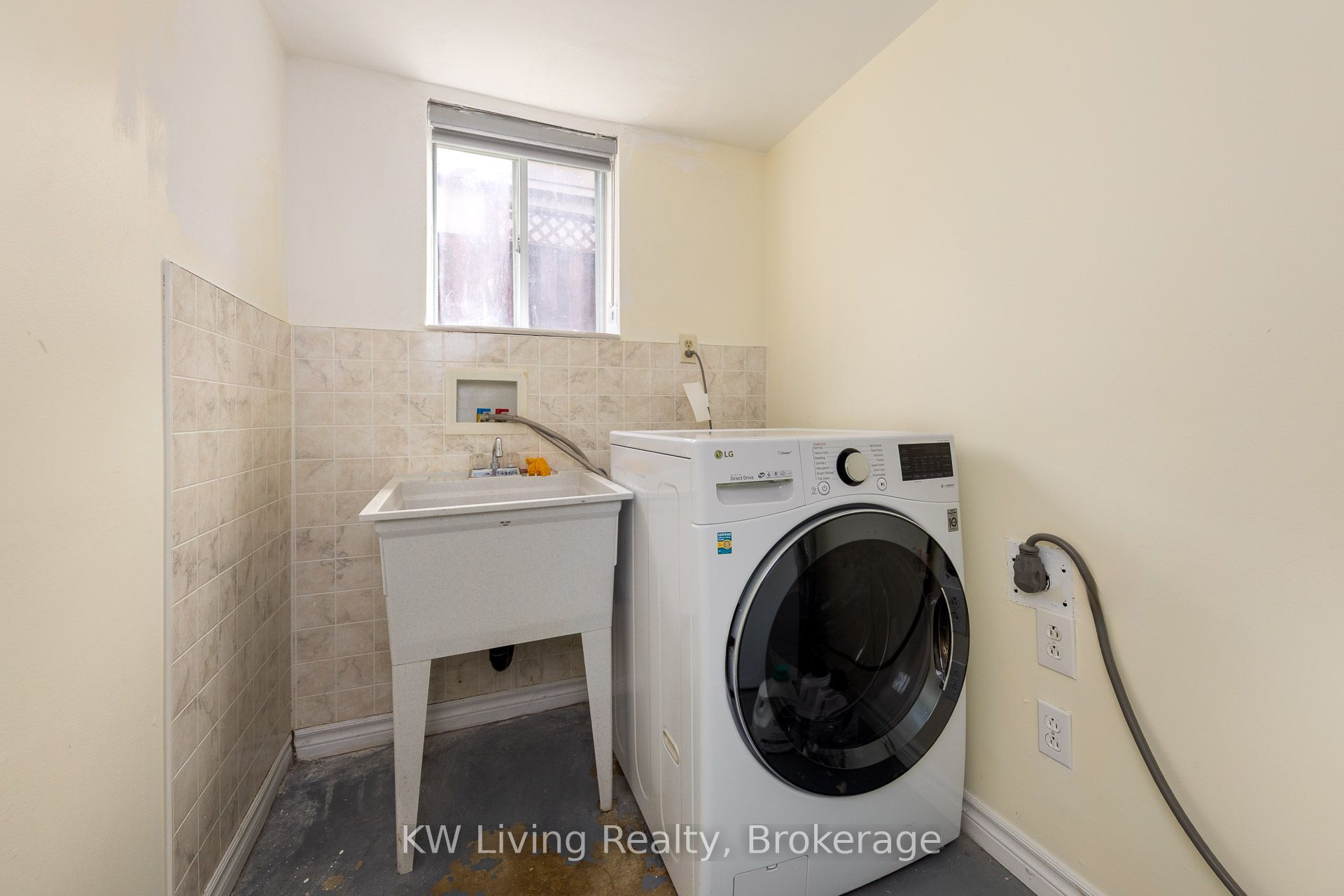 833 Fairbairn Street Property Photo 31