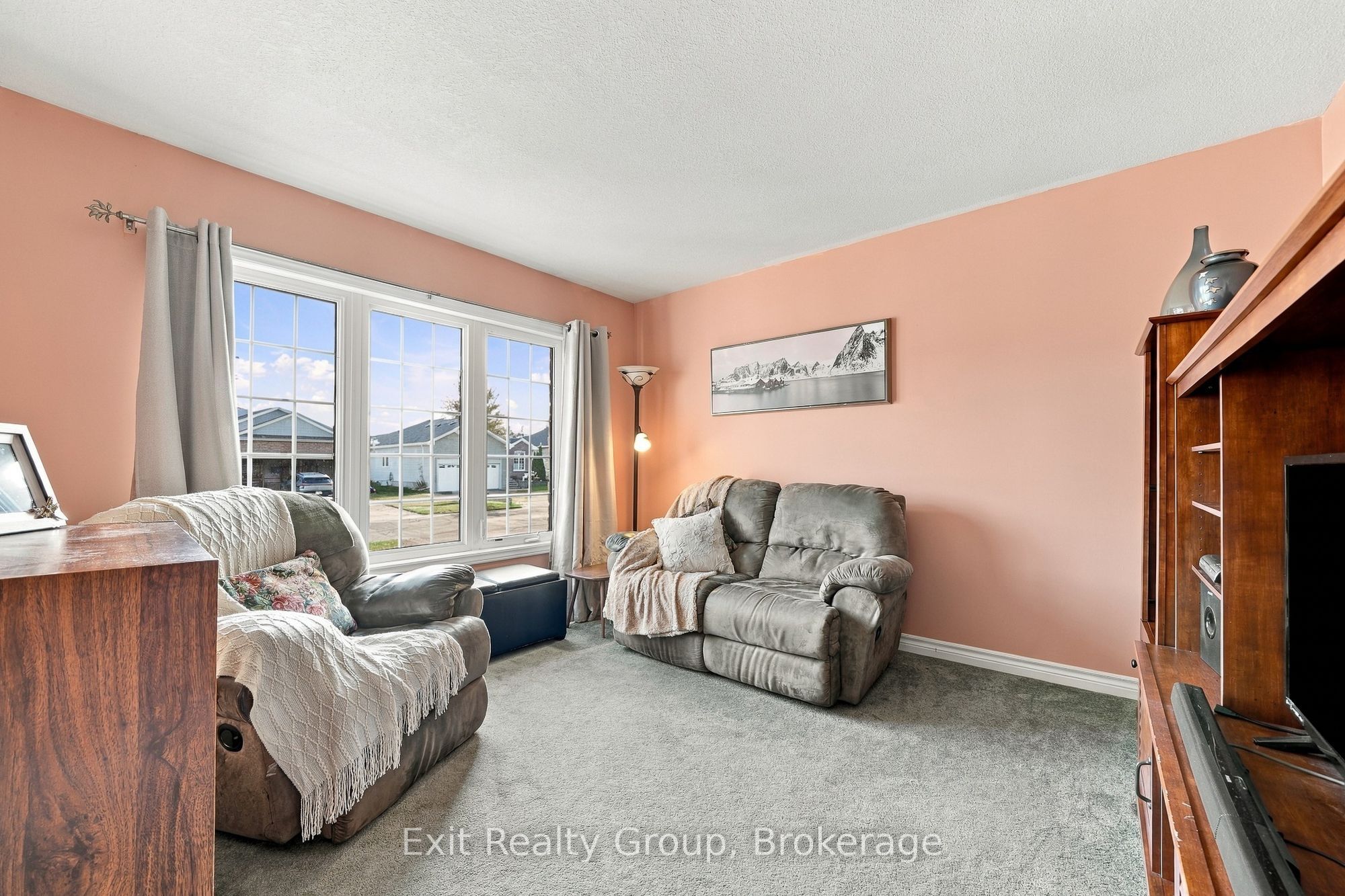 17 Aletha Drive Property Photo 6