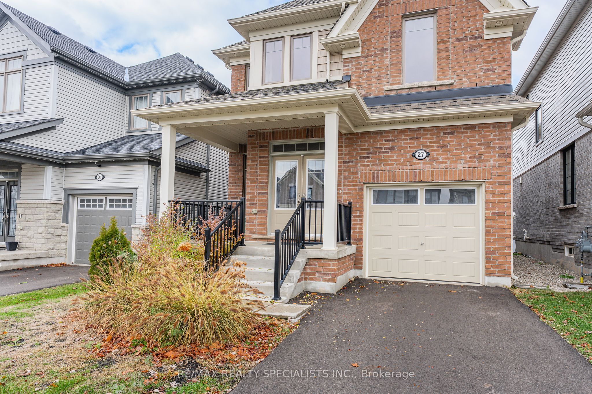 27 Harpin Way W Property Photo 3