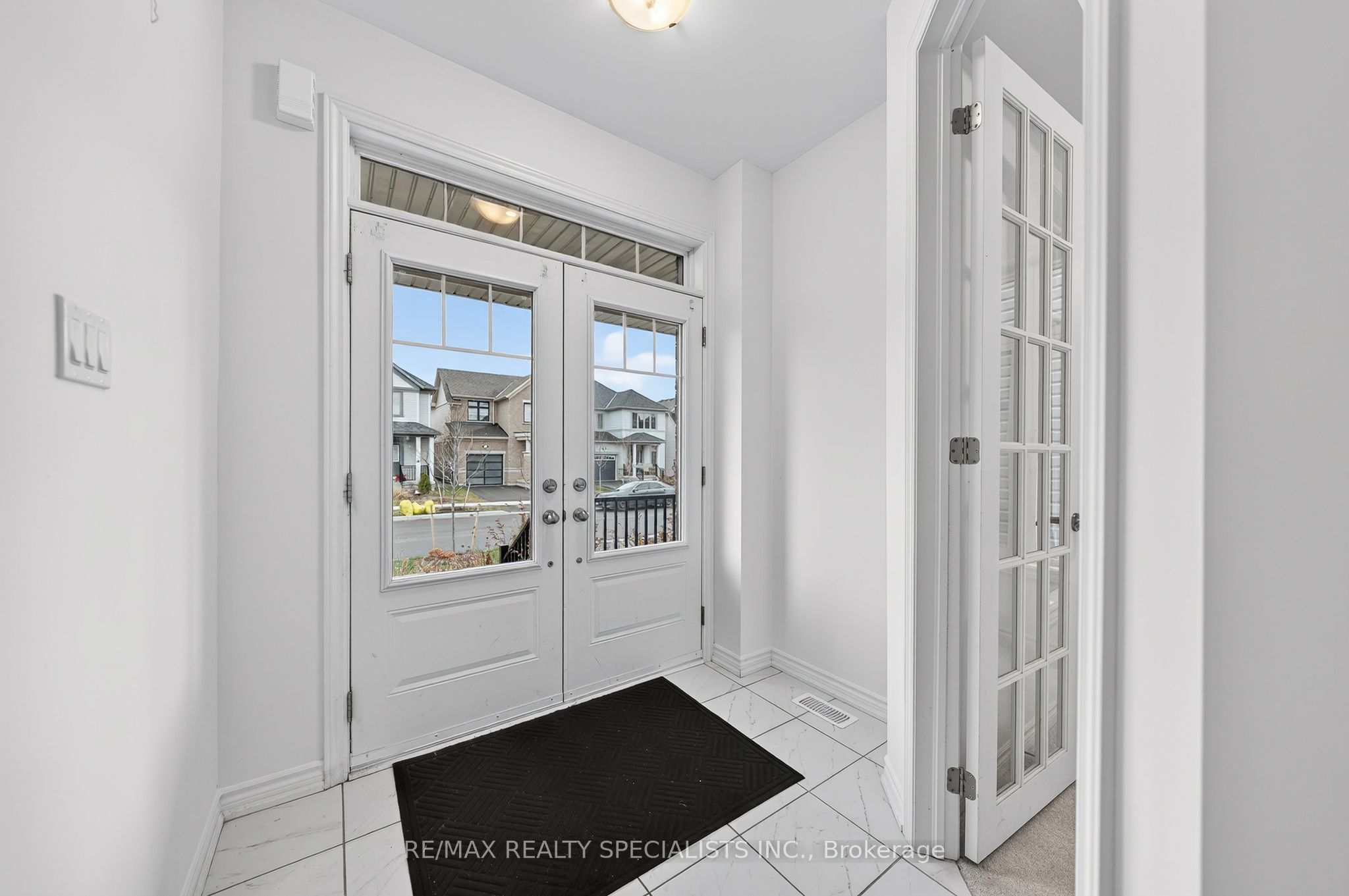 27 Harpin Way W Property Photo 5