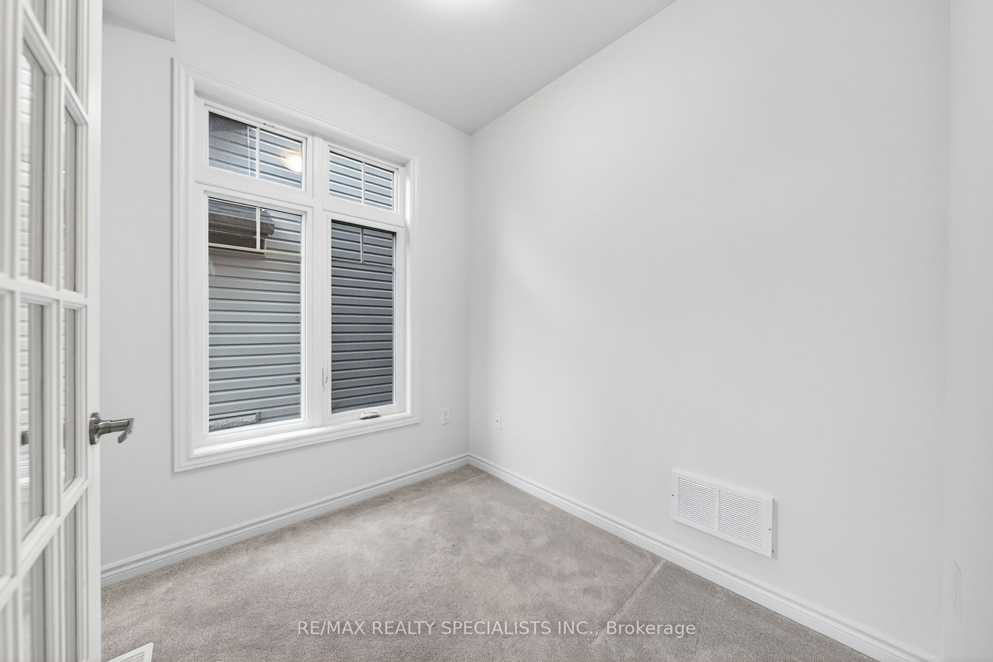 27 Harpin Way W Property Photo 6