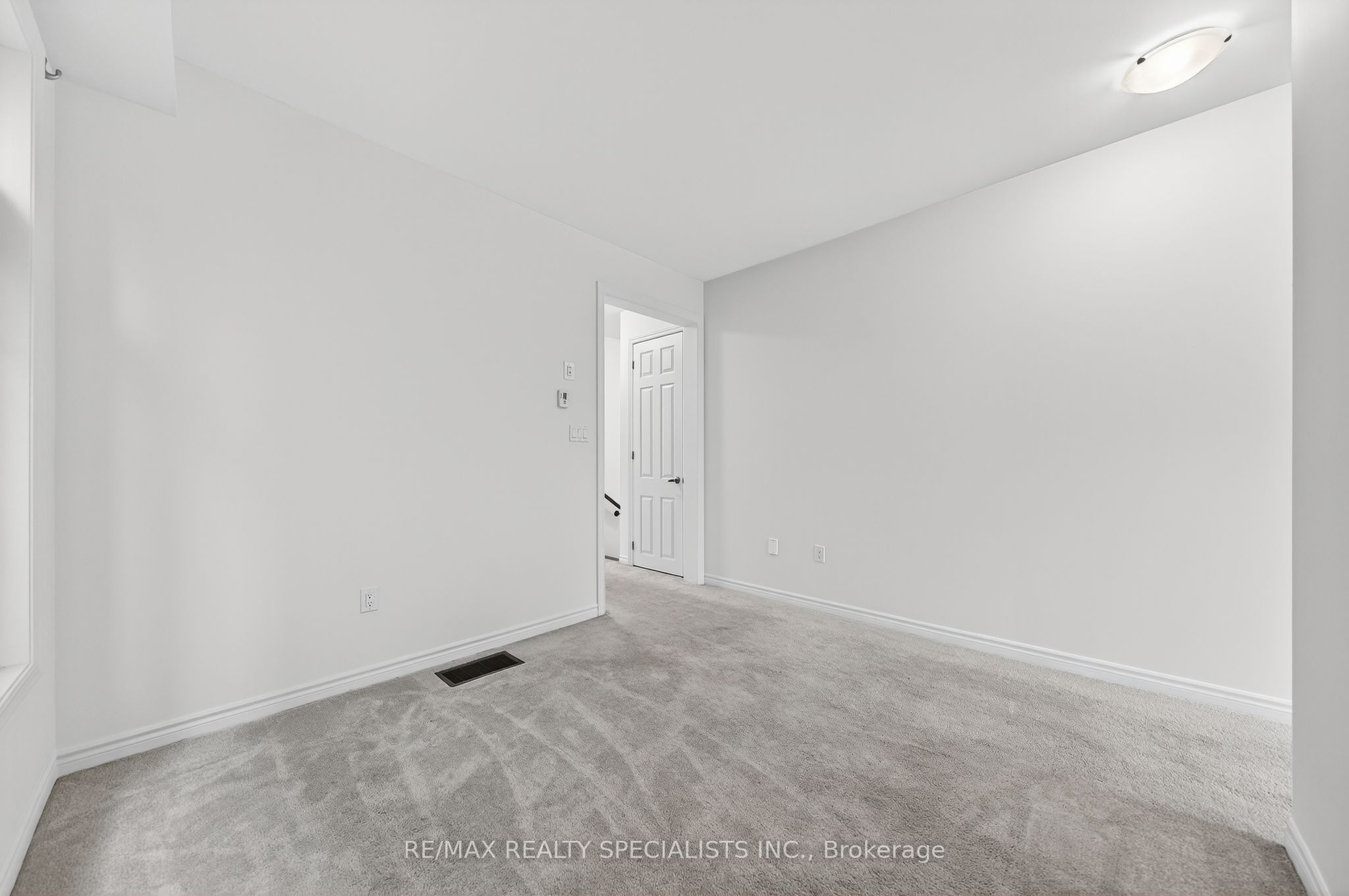 27 Harpin Way W Property Photo 9