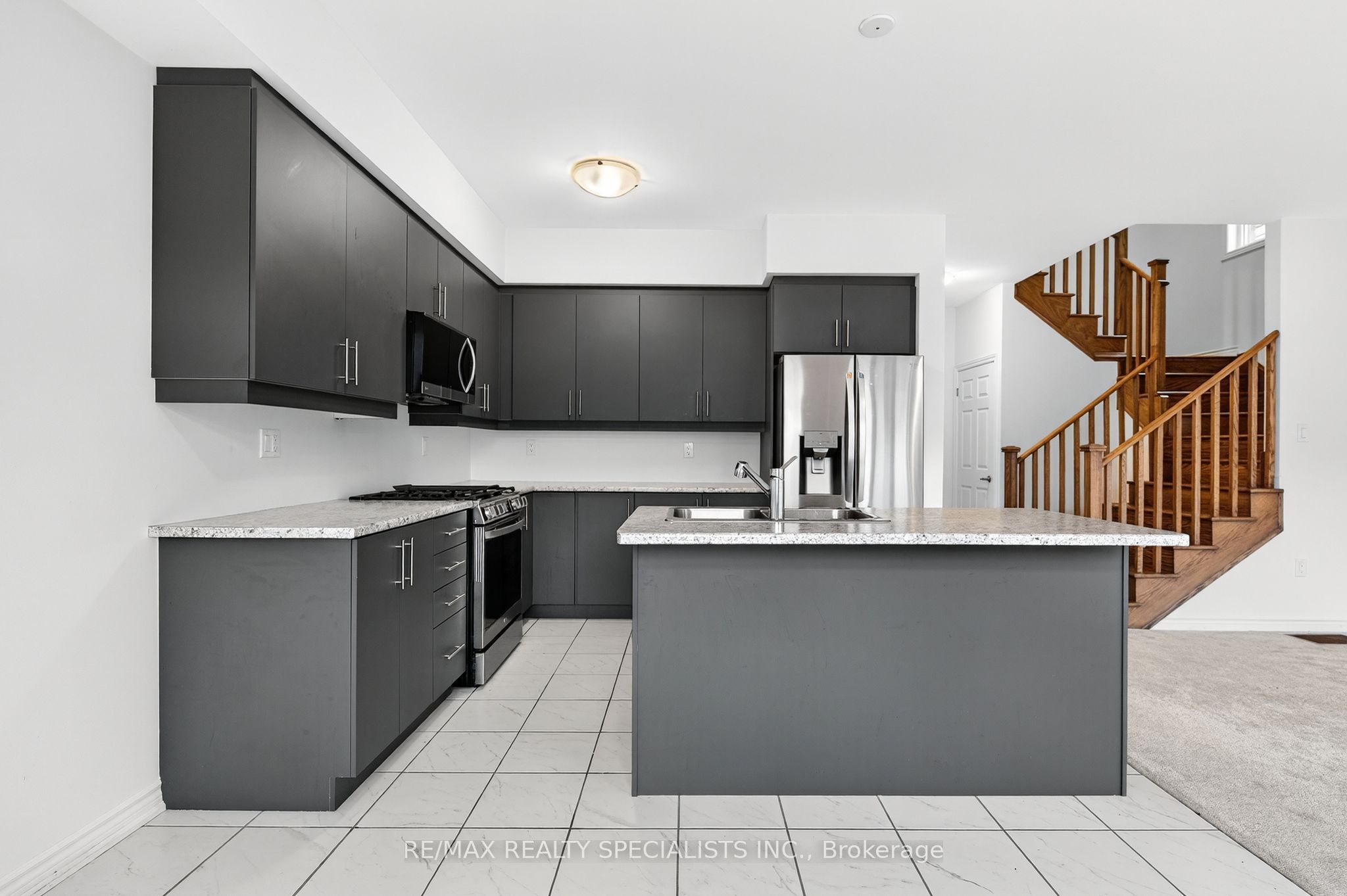 27 Harpin Way W Property Photo 16